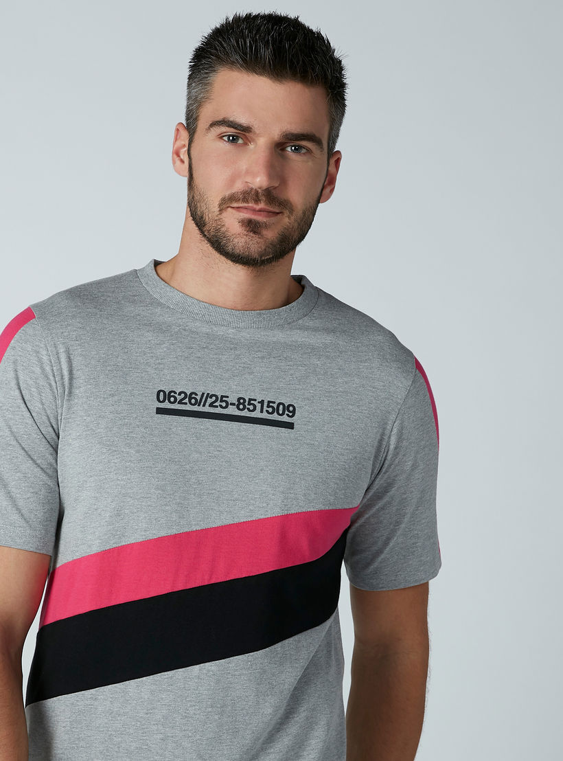 تيشيرت بطبعات وياقة مستديرة وأكمام قصيرة-men-clothing-tshirtsandpolos-tshirts-image-3
