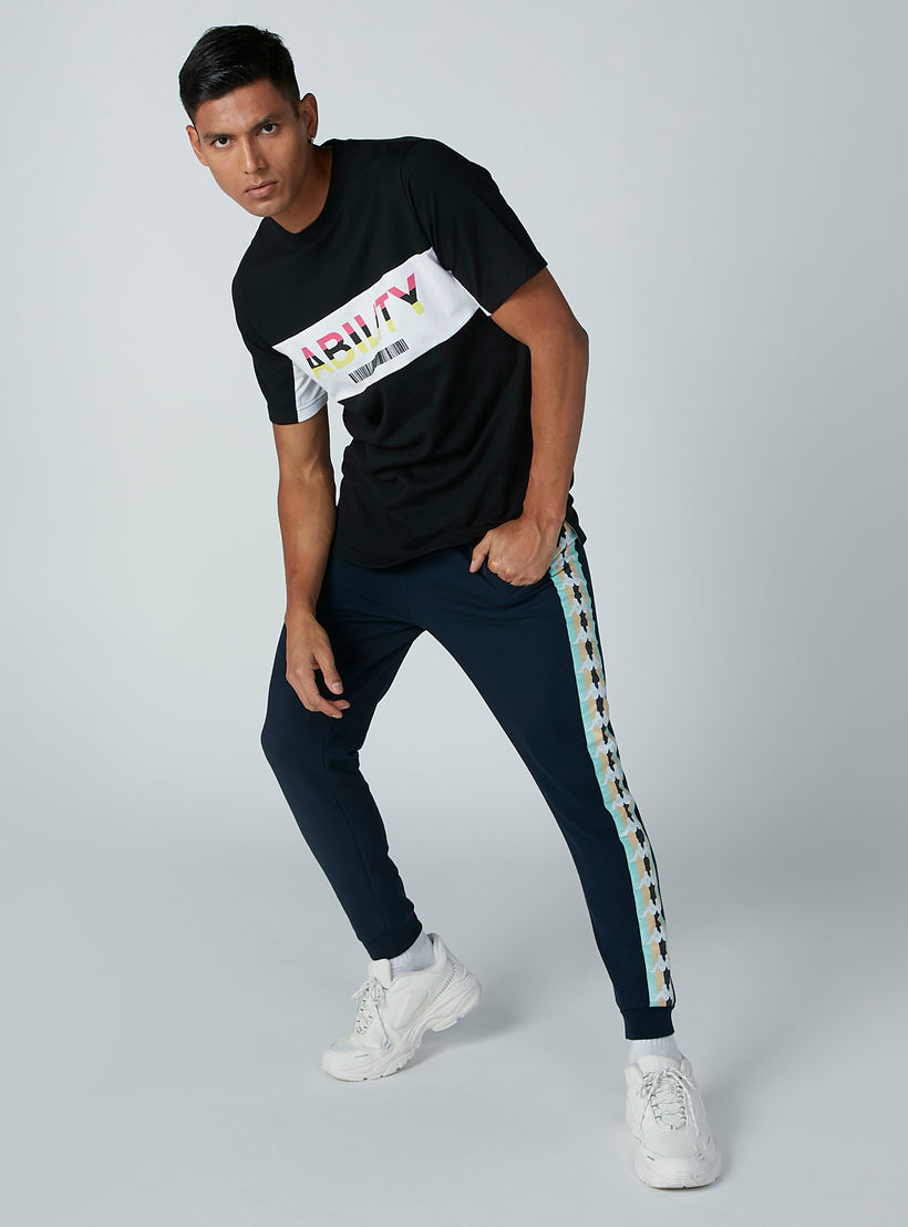 تيشيرت بياقة مستديرة وأكمام قصيرة وطبعات-men-clothing-tshirtsandpolos-tshirts-image-5