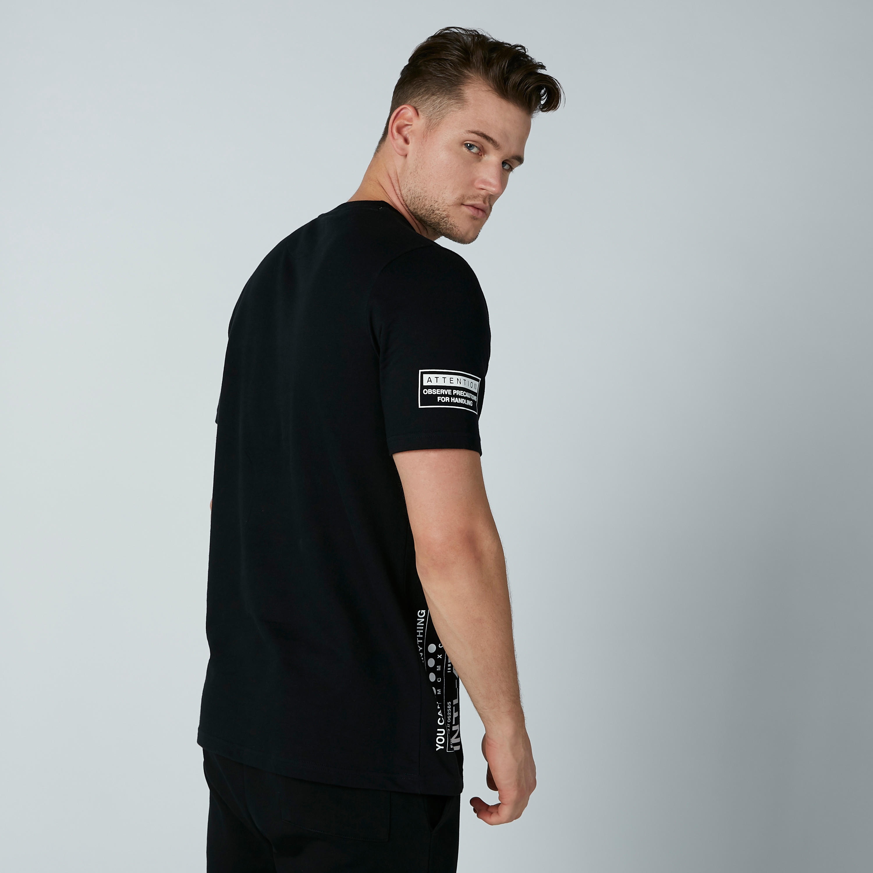 تيشيرت بياقة مستديرة وأكمام قصيرة وطبعات-men-clothing-tshirtsandpolos-tshirts-image-4