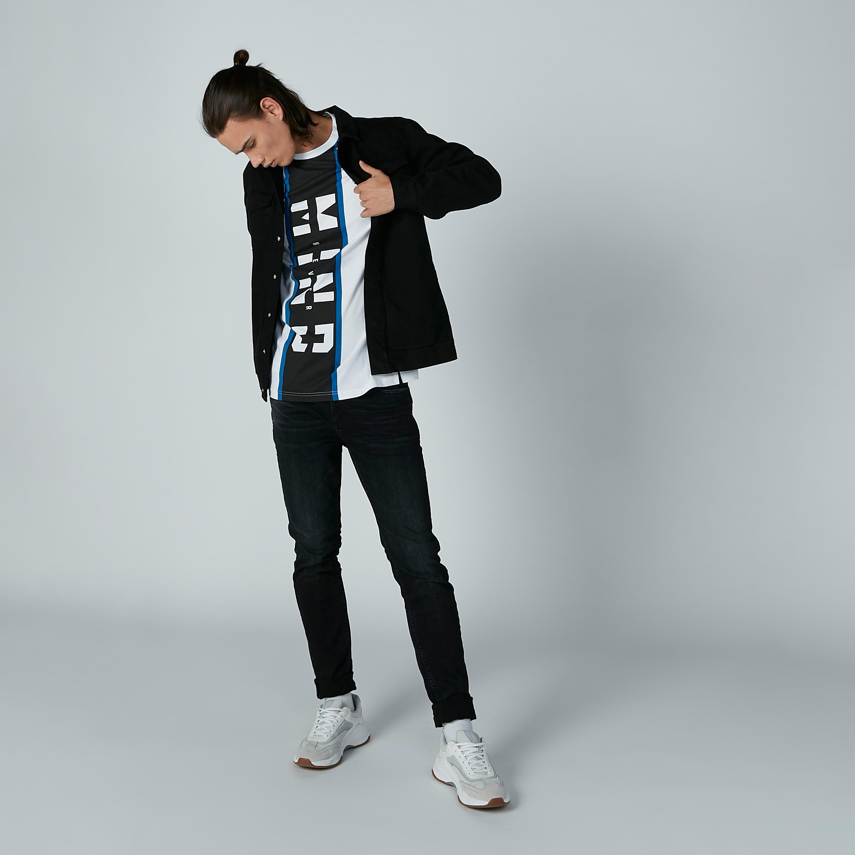 تيشيرت بطبعات وياقة مستديرة وأكمام قصيرة-men-clothing-tshirtsandpolos-tshirts-image-2