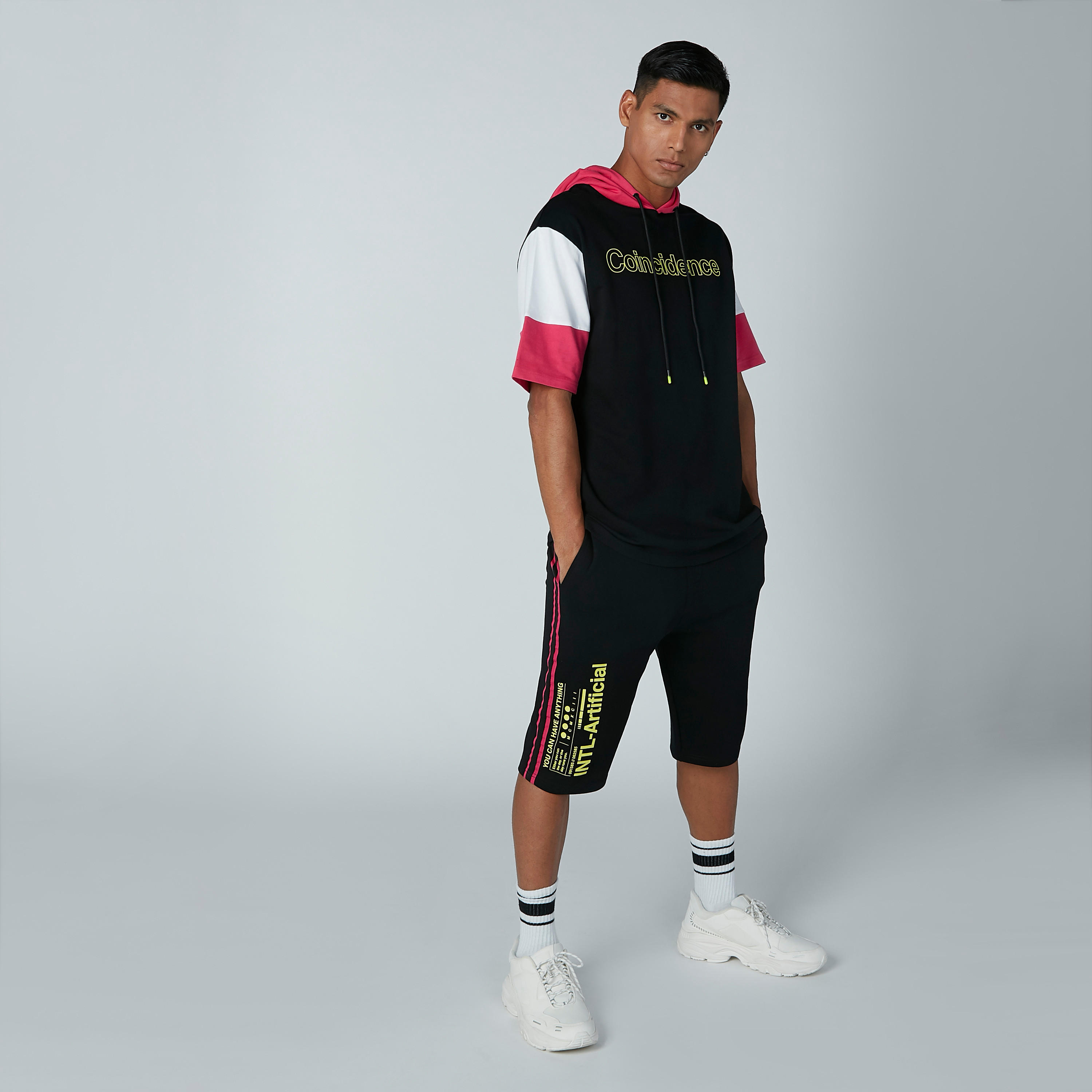 تيشيرت بقبّعة وأكمام قصيرة ورباط وطبعات-men-clothing-tshirtsandpolos-tshirts-image-1