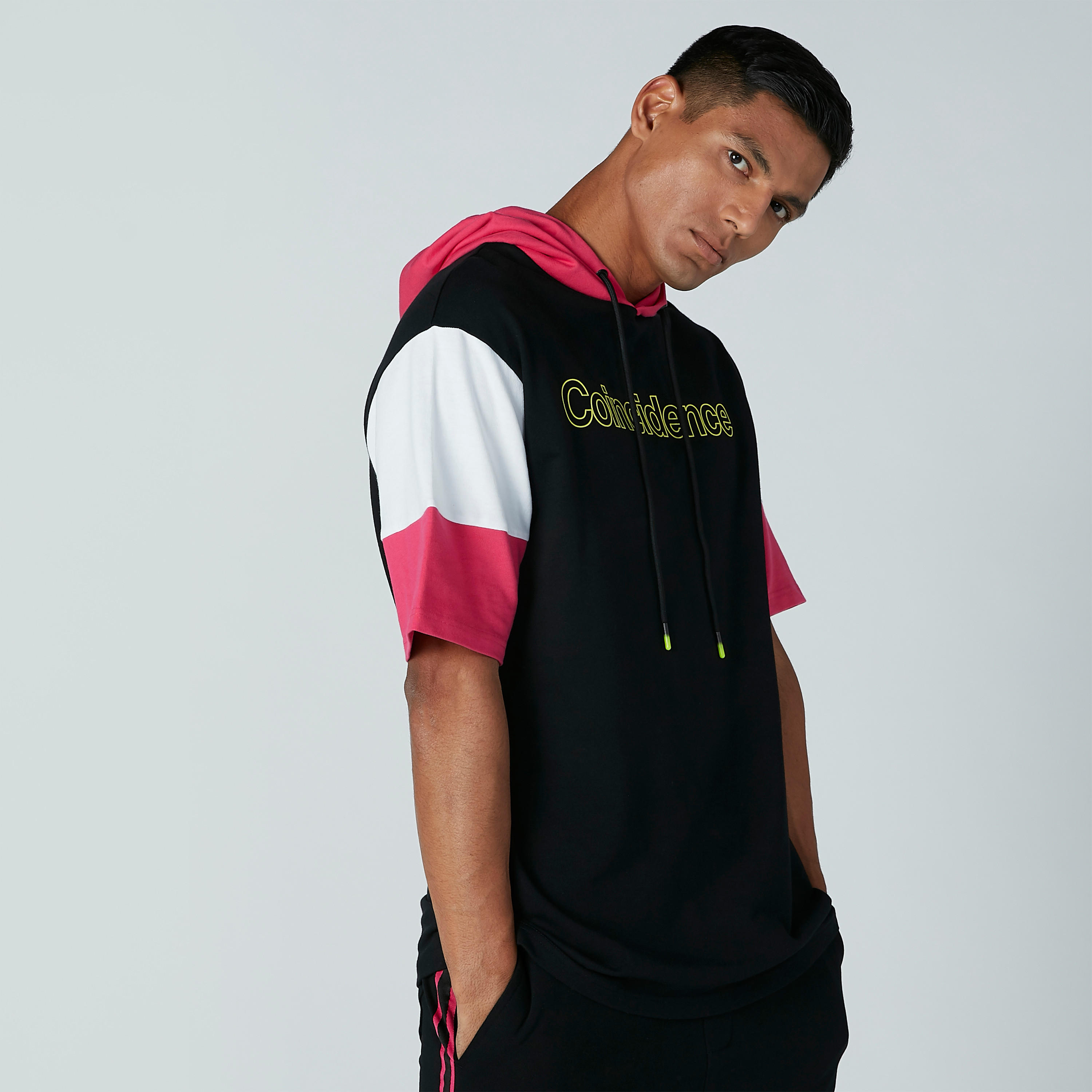 تيشيرت بقبّعة وأكمام قصيرة ورباط وطبعات-men-clothing-tshirtsandpolos-tshirts-image-2