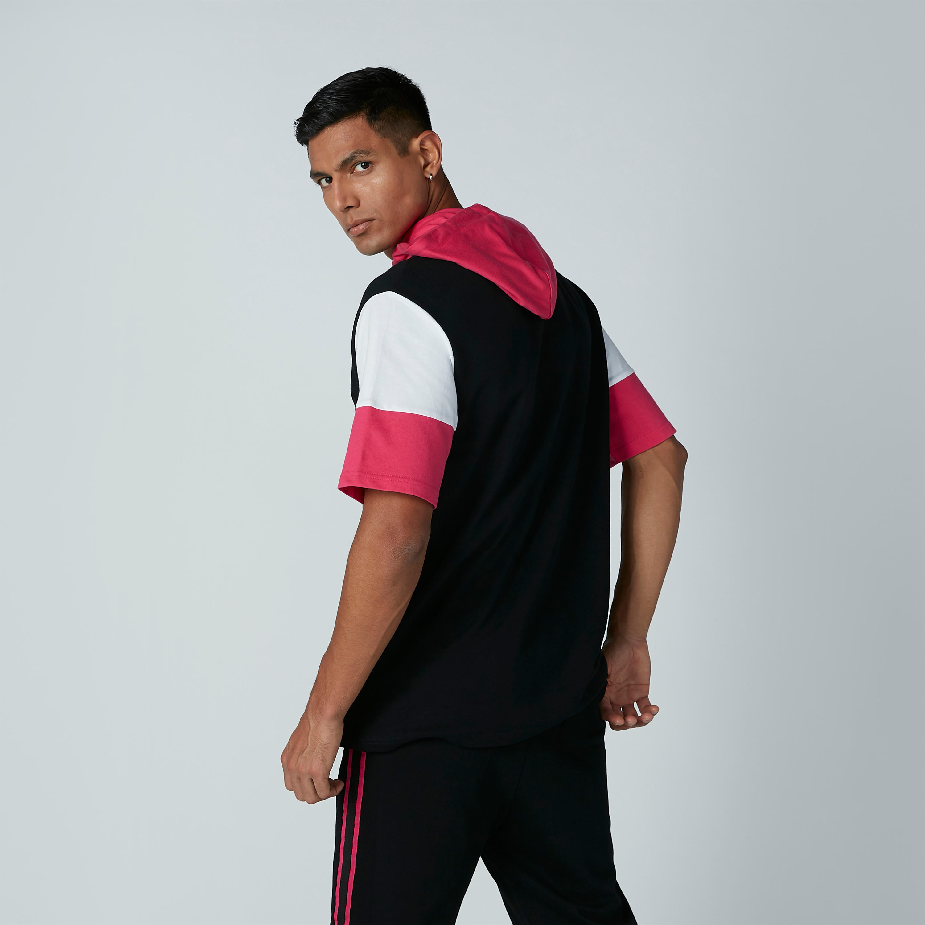 تيشيرت بقبّعة وأكمام قصيرة ورباط وطبعات-men-clothing-tshirtsandpolos-tshirts-image-4