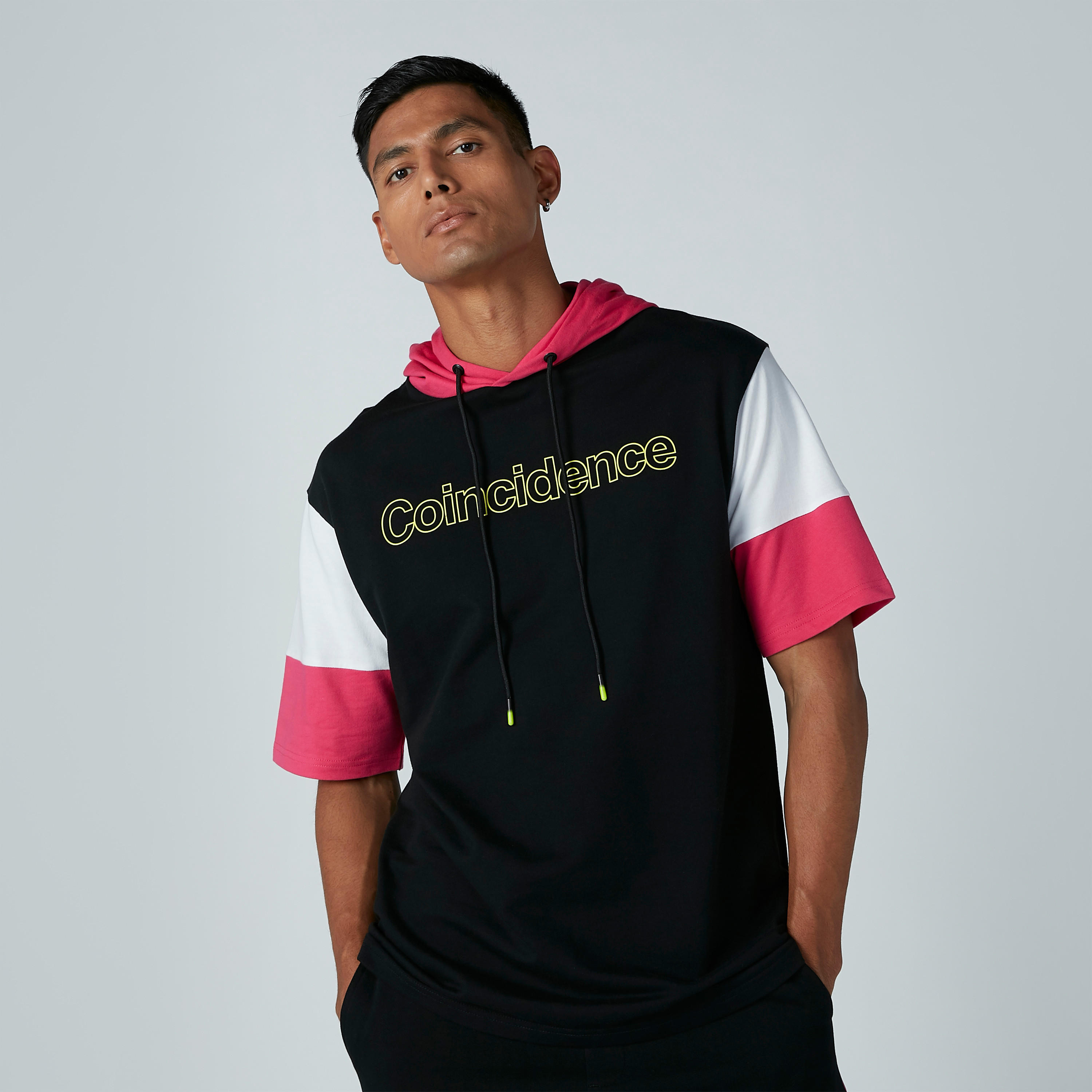 تيشيرت بقبّعة وأكمام قصيرة ورباط وطبعات-men-clothing-tshirtsandpolos-tshirts-image-6