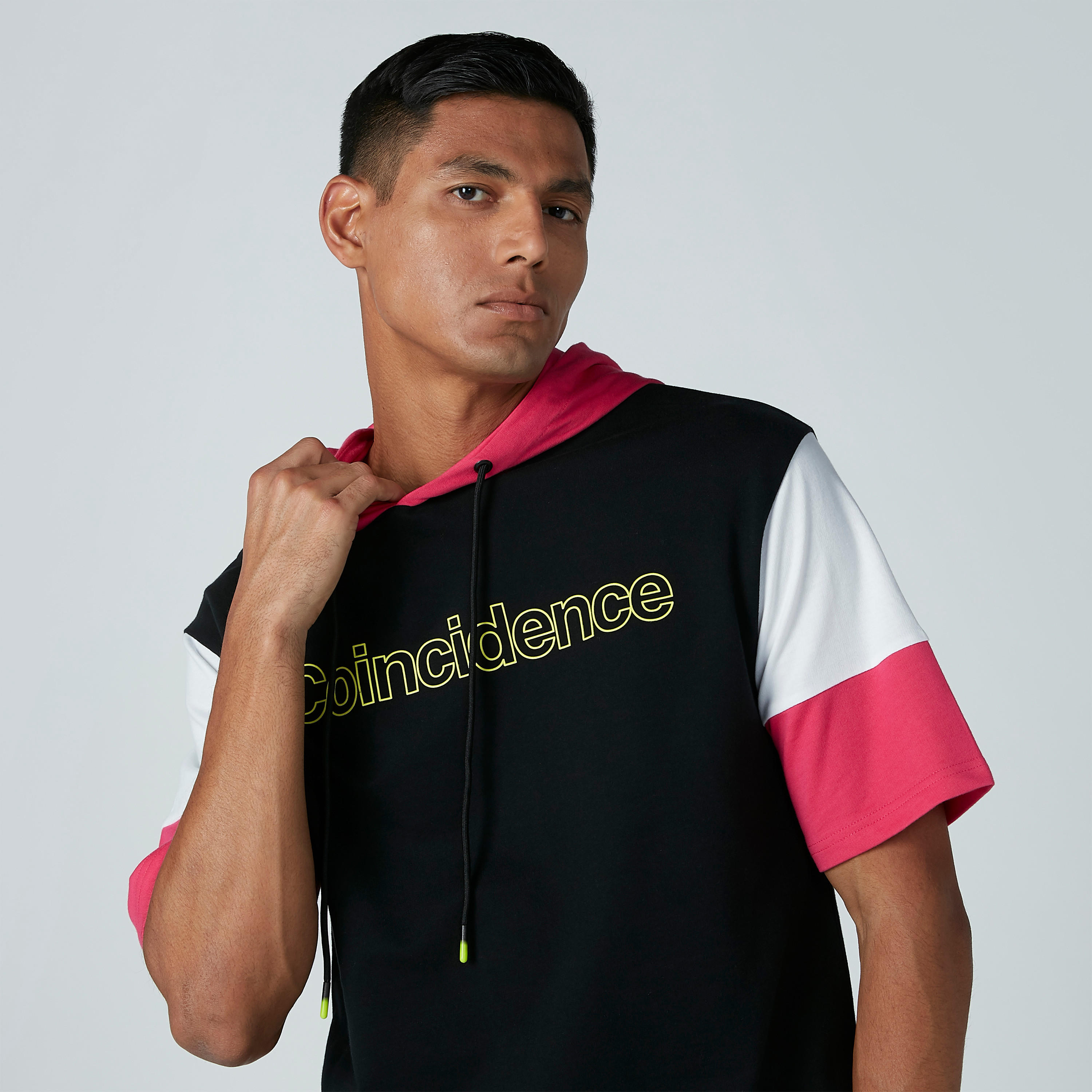 تيشيرت بقبّعة وأكمام قصيرة ورباط وطبعات-men-clothing-tshirtsandpolos-tshirts-image-7