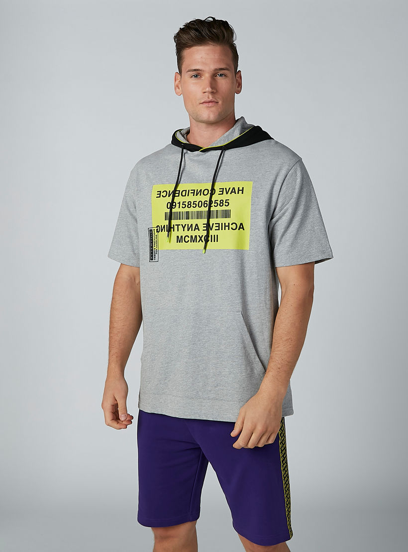 هودي بأكمام قصيرة وطبعات-men-clothing-tshirtsandpolos-tshirts-image-2