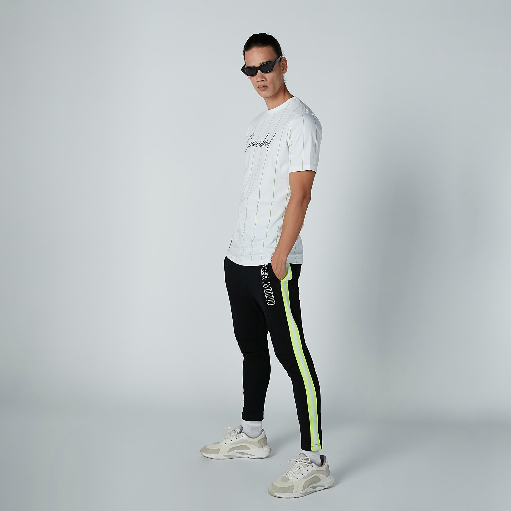 بنطال بجيوب وطبعات نصيّة-men-clothing-bottoms-trousersandchinos-trousers-image-1