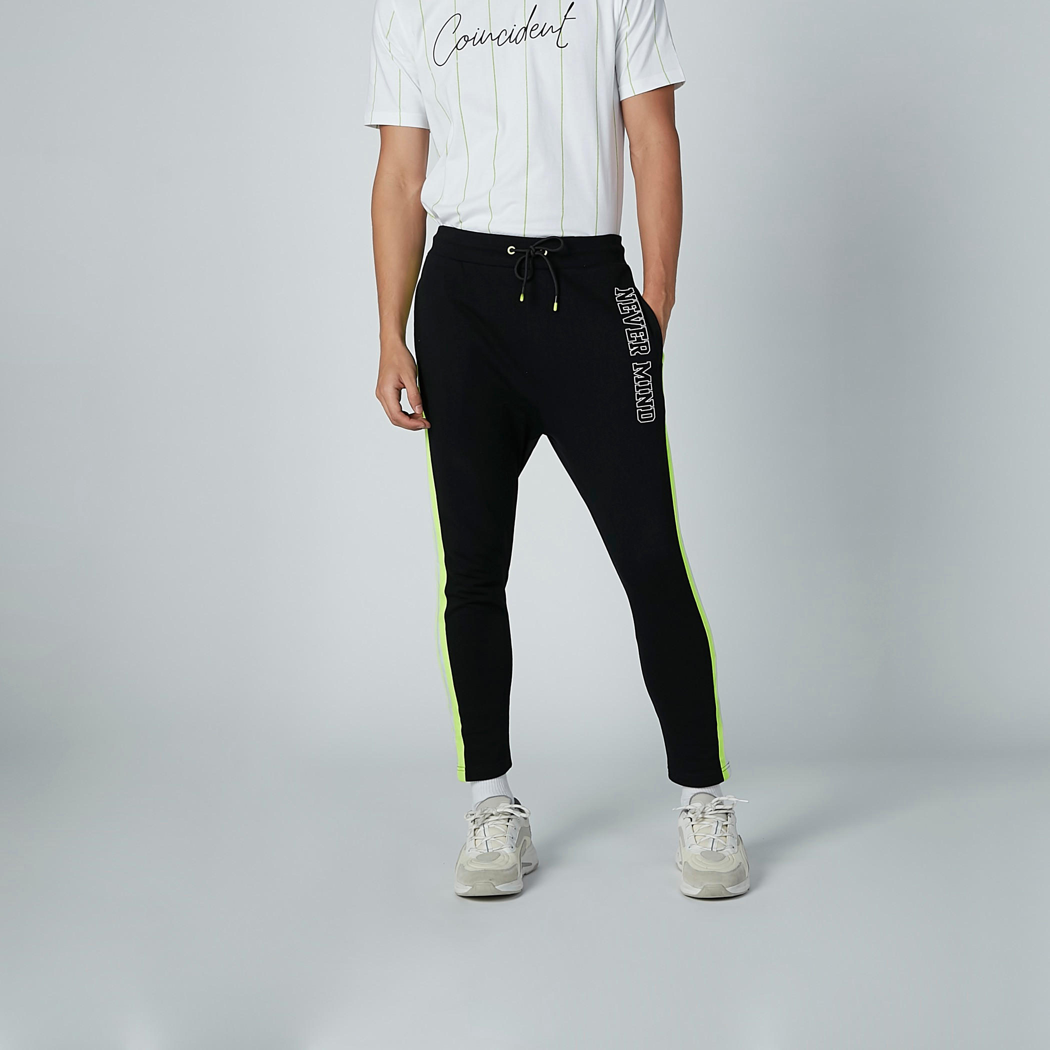 بنطال بجيوب وطبعات نصيّة-men-clothing-bottoms-trousersandchinos-trousers-image-2