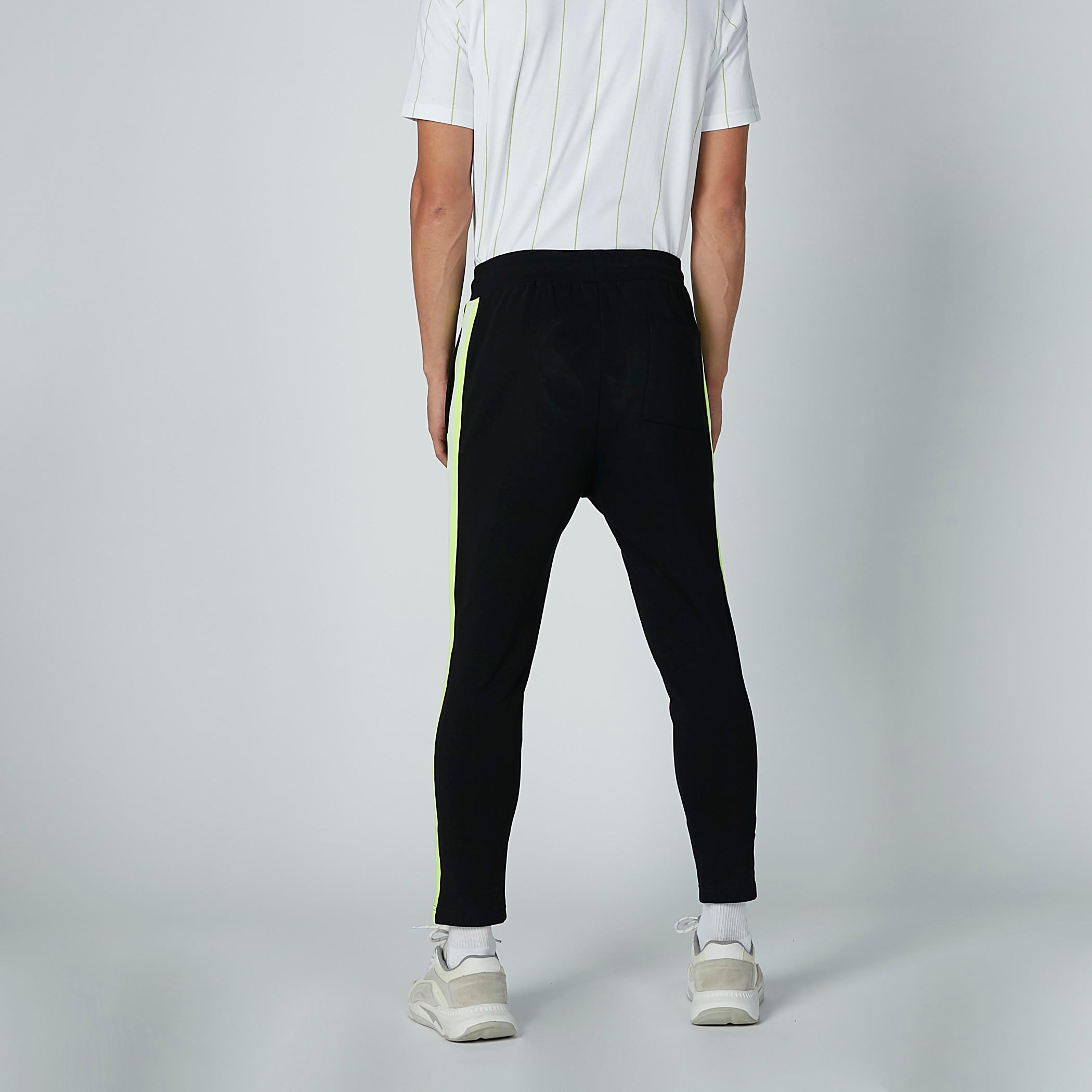 بنطال بجيوب وطبعات نصيّة-men-clothing-bottoms-trousersandchinos-trousers-image-3