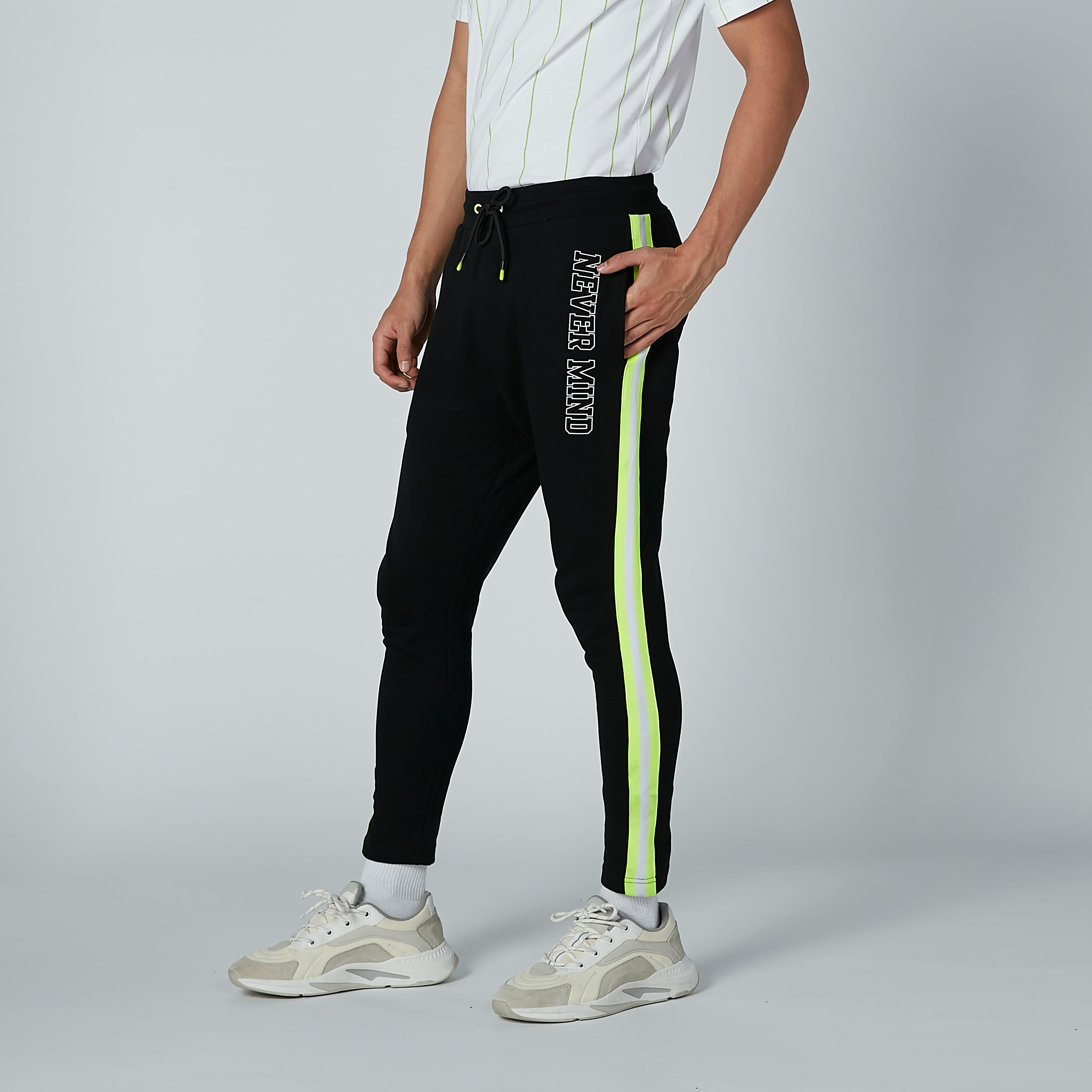 بنطال بجيوب وطبعات نصيّة-men-clothing-bottoms-trousersandchinos-trousers-image-4