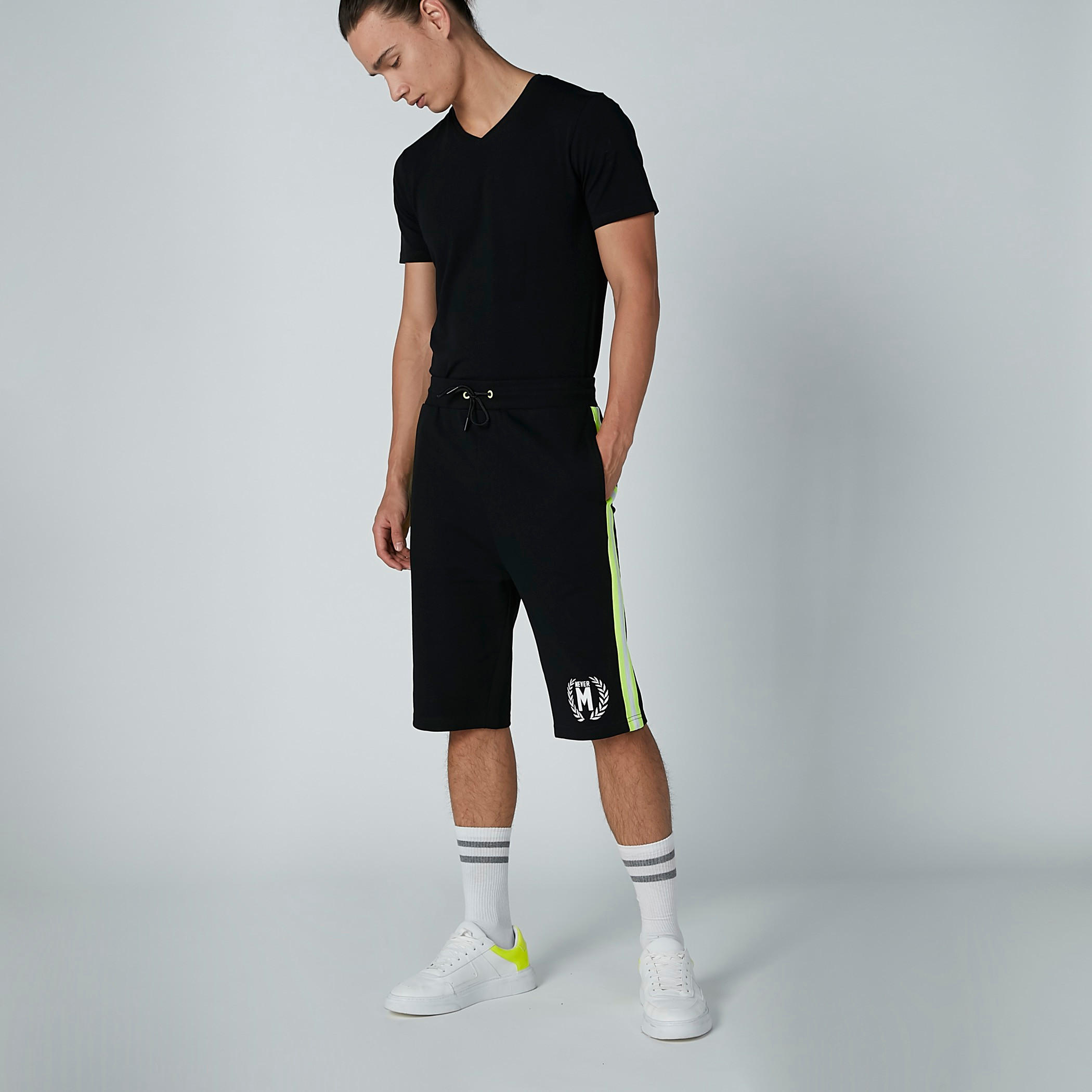 شورت برباط وشريطة جانبية وطبعات-men-clothing-bottoms-shorts-image-2