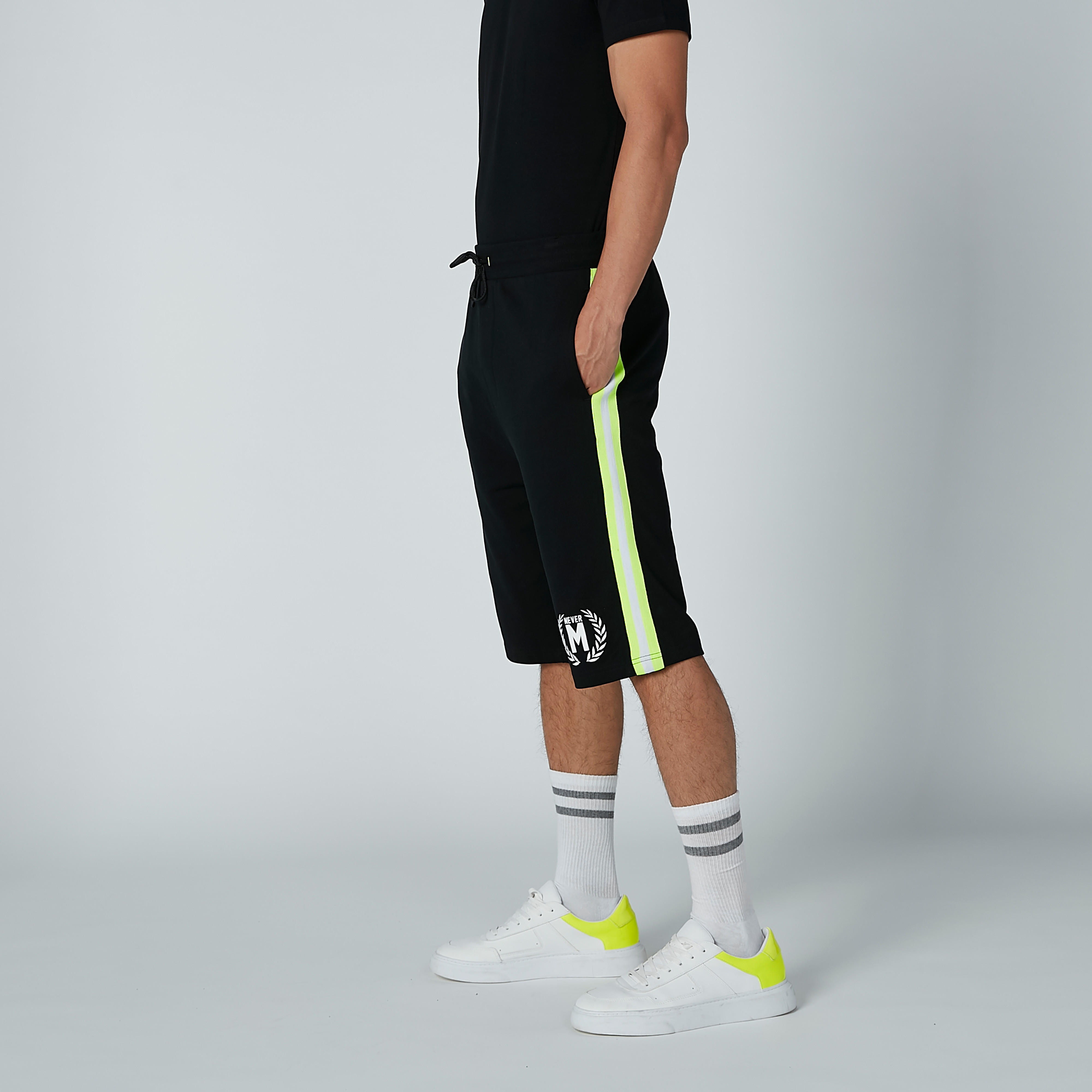 شورت برباط وشريطة جانبية وطبعات-men-clothing-bottoms-shorts-image-4