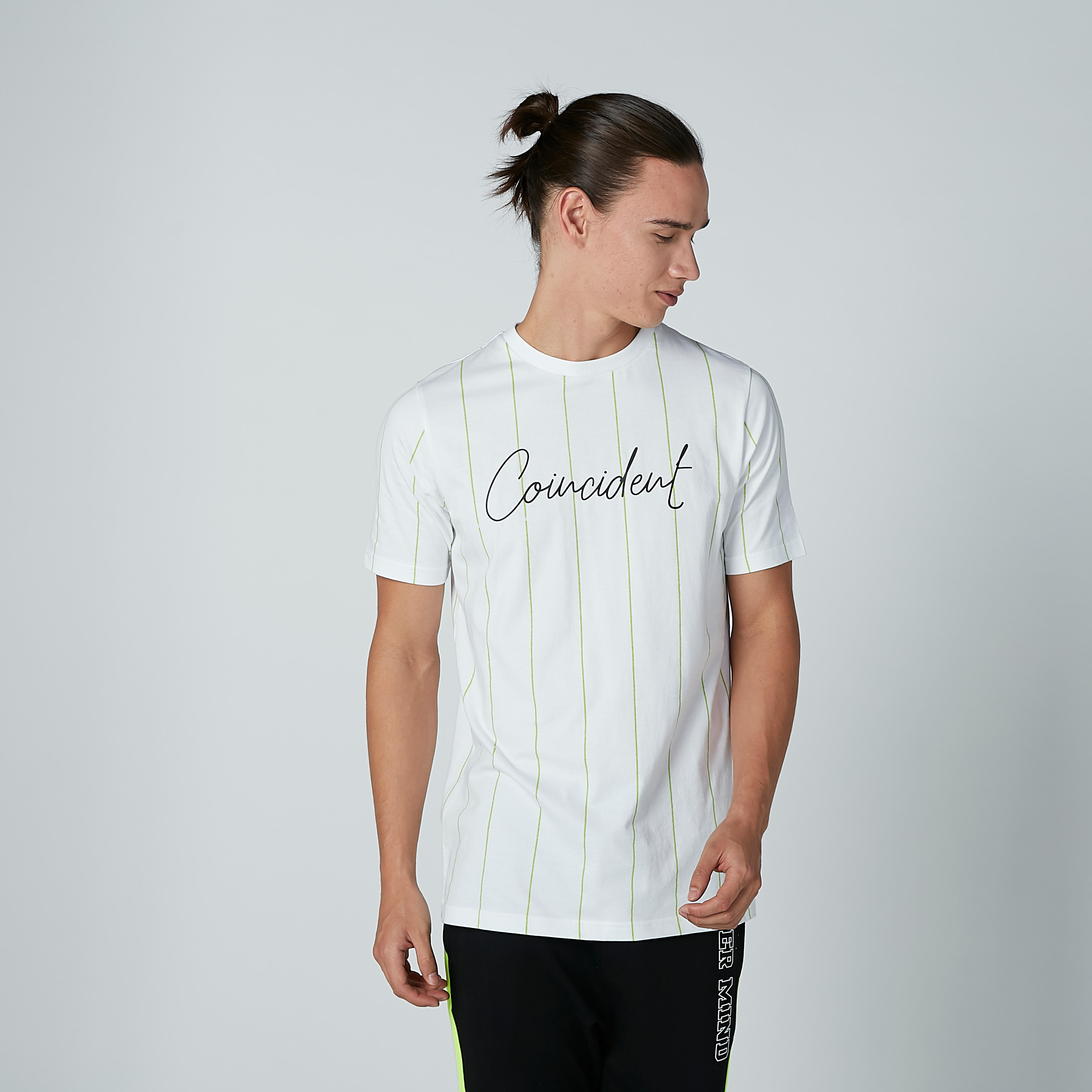 تيشيرت مقلّم بياقة مستديرة وأكمام قصيرة وطبعات نصيّة-men-clothing-tshirtsandpolos-tshirts-image-2