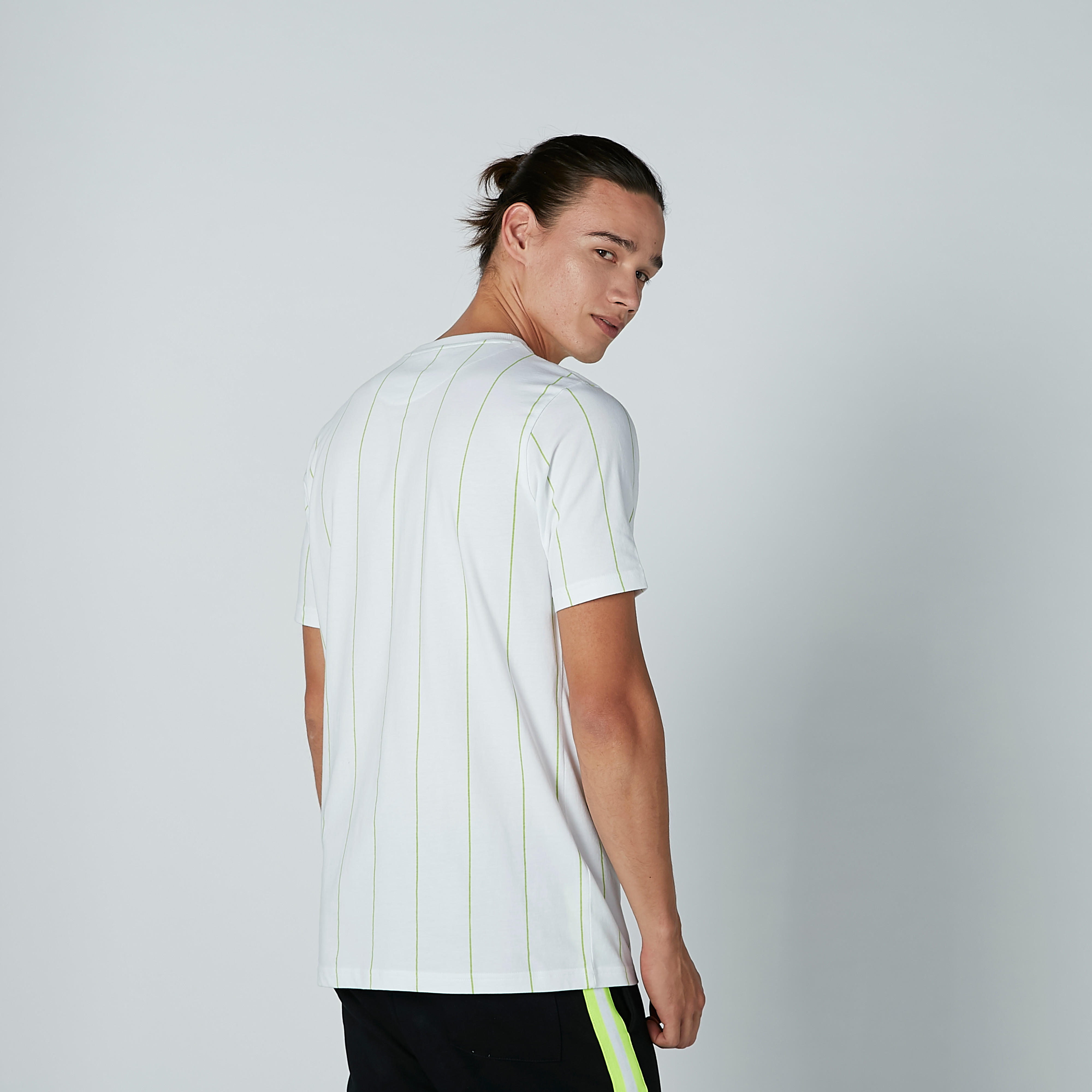 تيشيرت مقلّم بياقة مستديرة وأكمام قصيرة وطبعات نصيّة-men-clothing-tshirtsandpolos-tshirts-image-3
