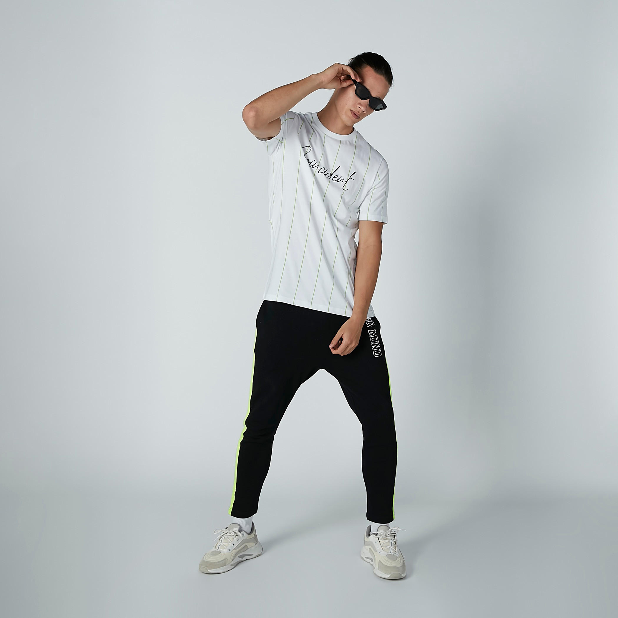 تيشيرت مقلّم بياقة مستديرة وأكمام قصيرة وطبعات نصيّة-men-clothing-tshirtsandpolos-tshirts-image-1