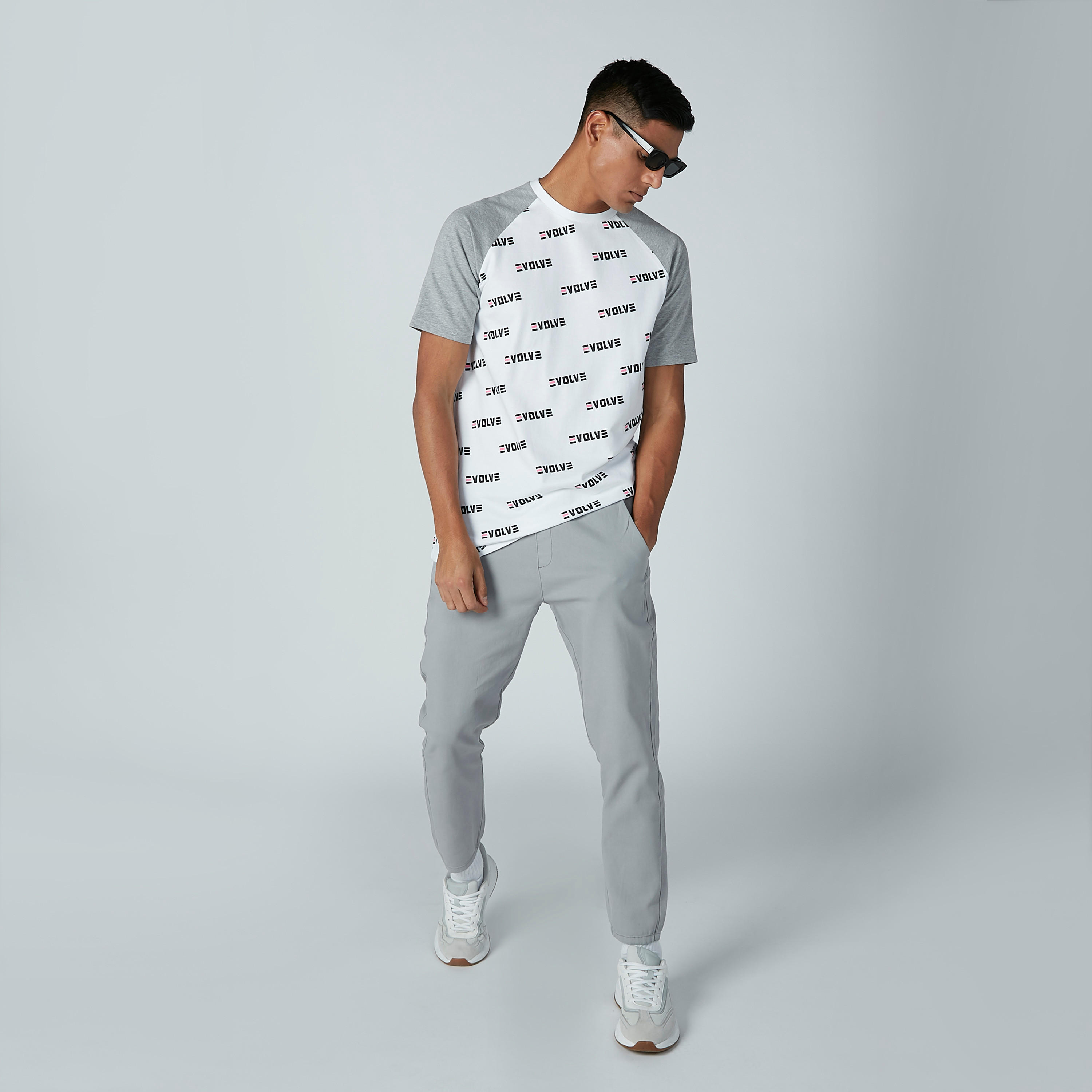 تيشيرت بأكمام مغايرة وطبعات نصيّة-men-clothing-tshirtsandpolos-tshirts-image-1