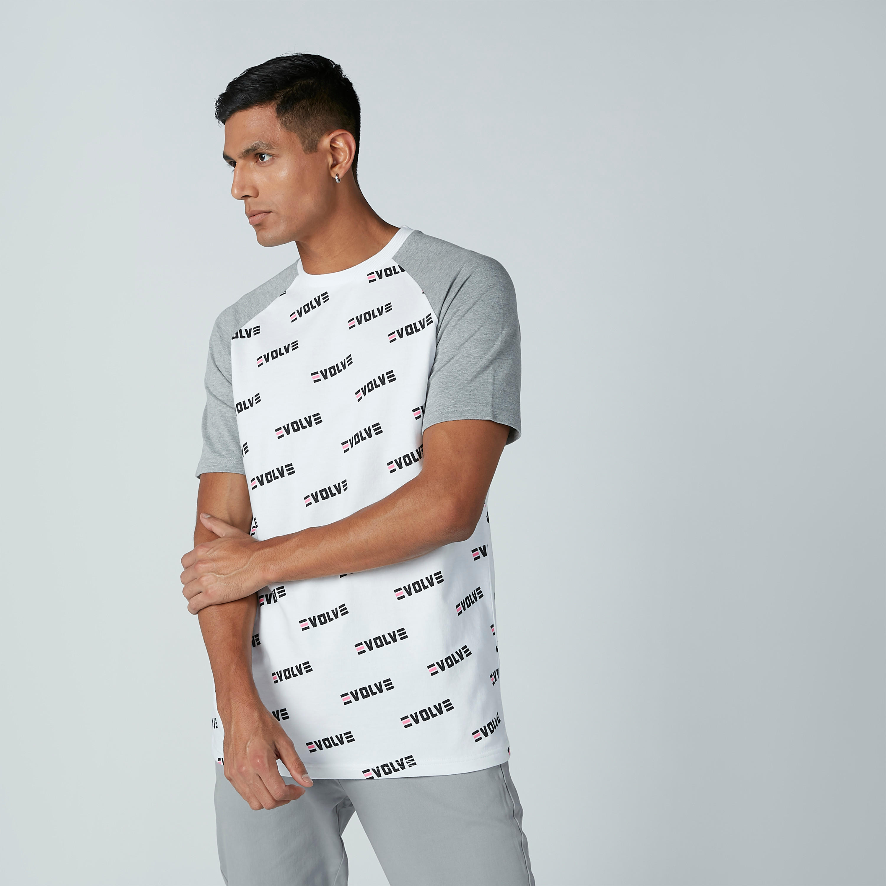 تيشيرت بأكمام مغايرة وطبعات نصيّة-men-clothing-tshirtsandpolos-tshirts-image-2