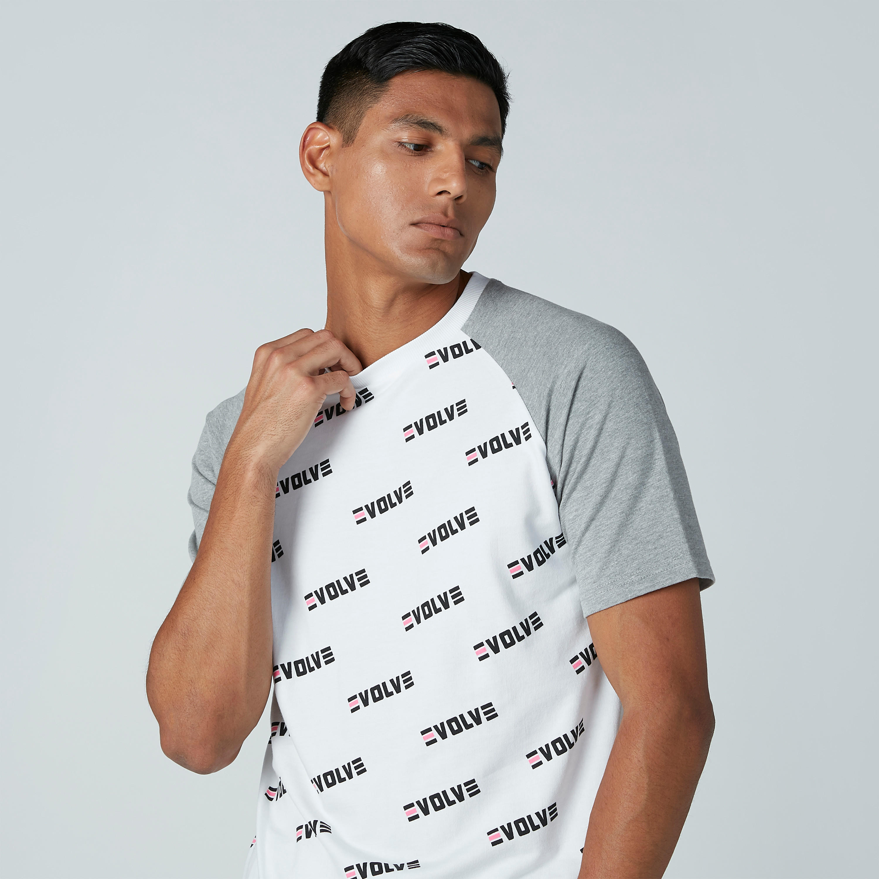 تيشيرت بأكمام مغايرة وطبعات نصيّة-men-clothing-tshirtsandpolos-tshirts-image-3