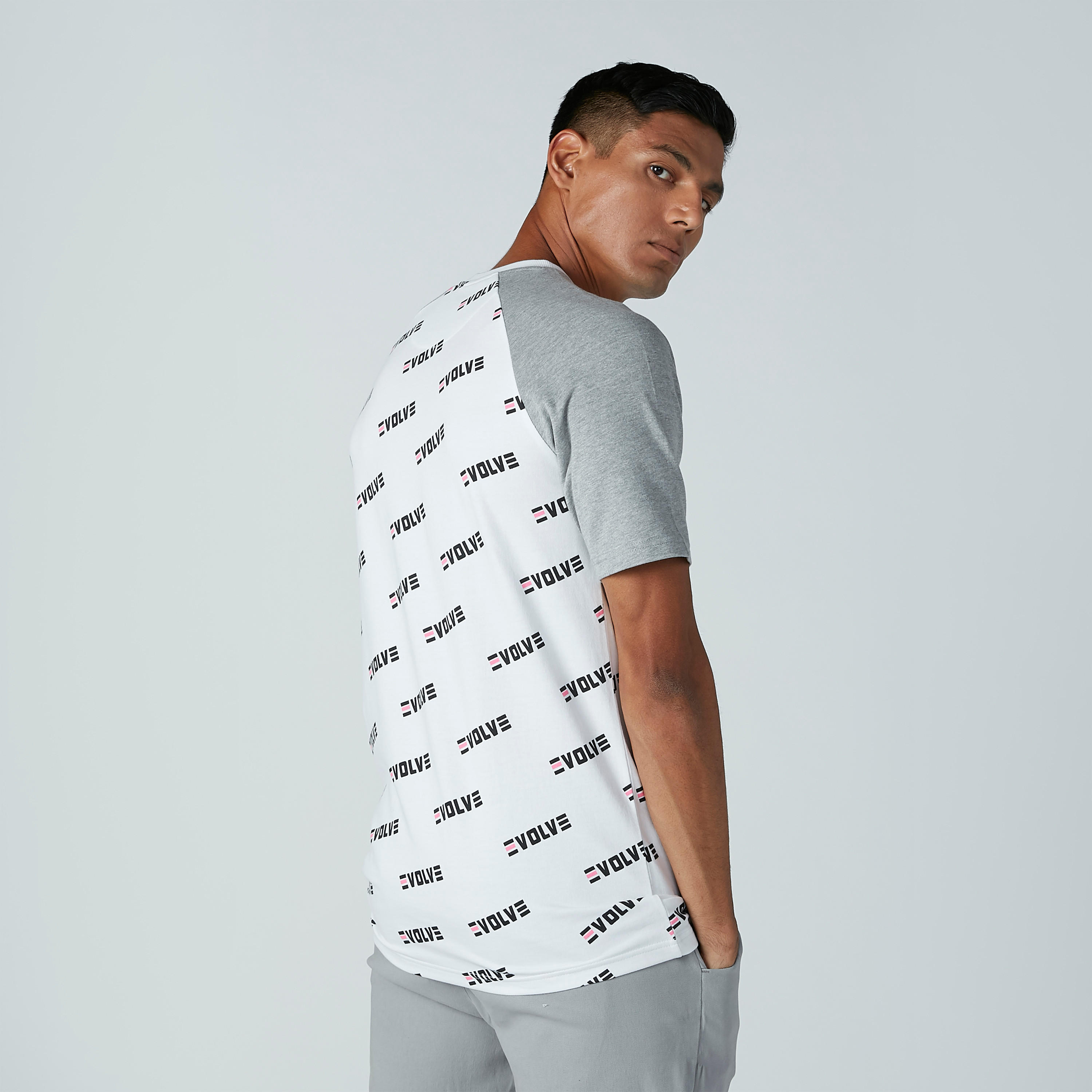 تيشيرت بأكمام مغايرة وطبعات نصيّة-men-clothing-tshirtsandpolos-tshirts-image-4