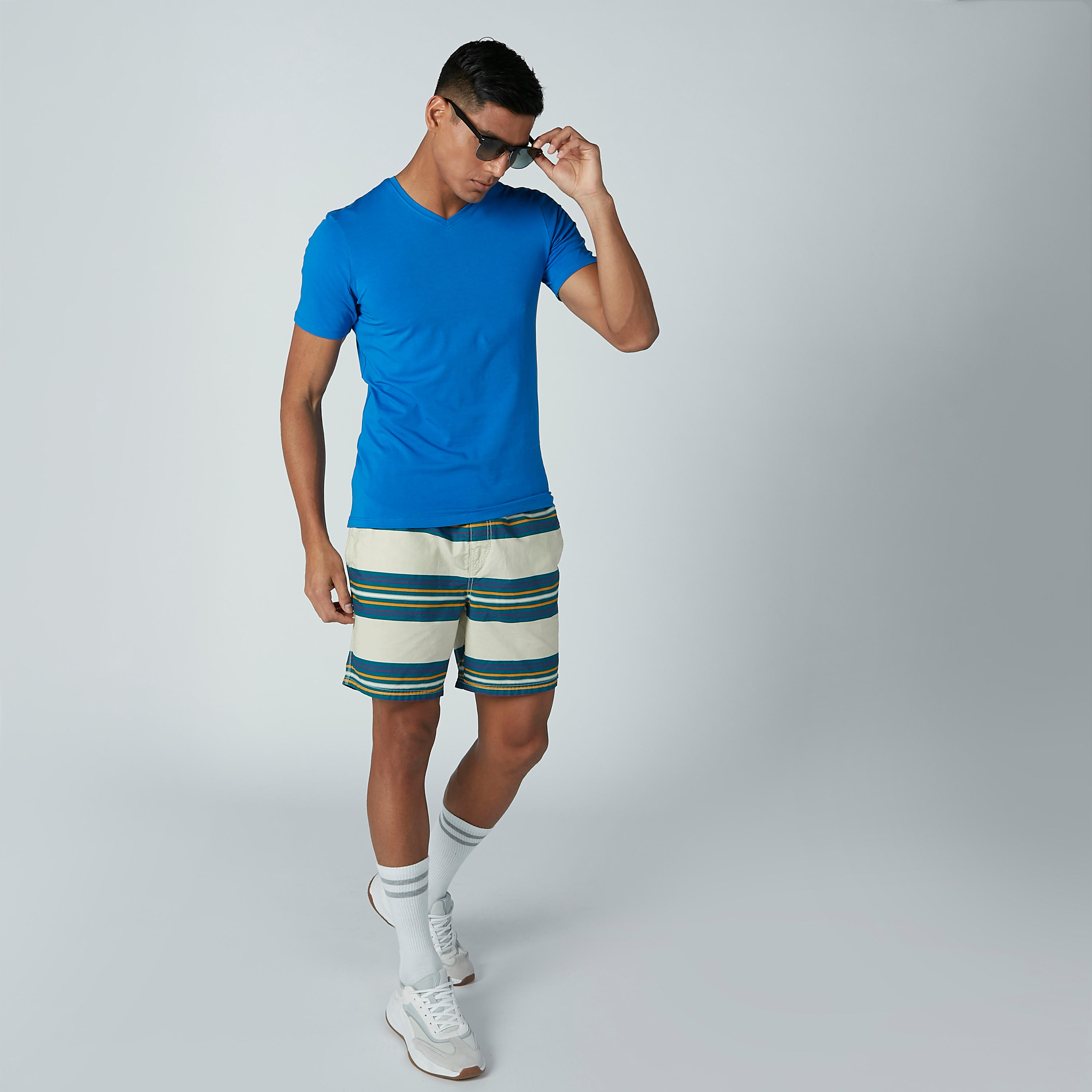 تيشيرت سادة بياقة V وأكمام قصيرة-men-clothing-tshirtsandpolos-tshirts-image-2
