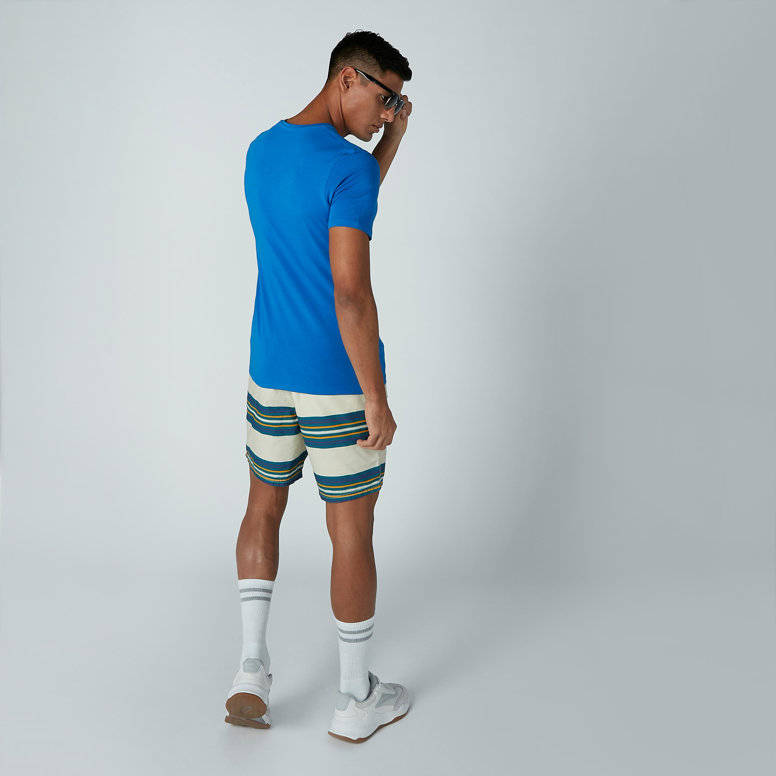 تيشيرت سادة بياقة V وأكمام قصيرة-men-clothing-tshirtsandpolos-tshirts-image-4