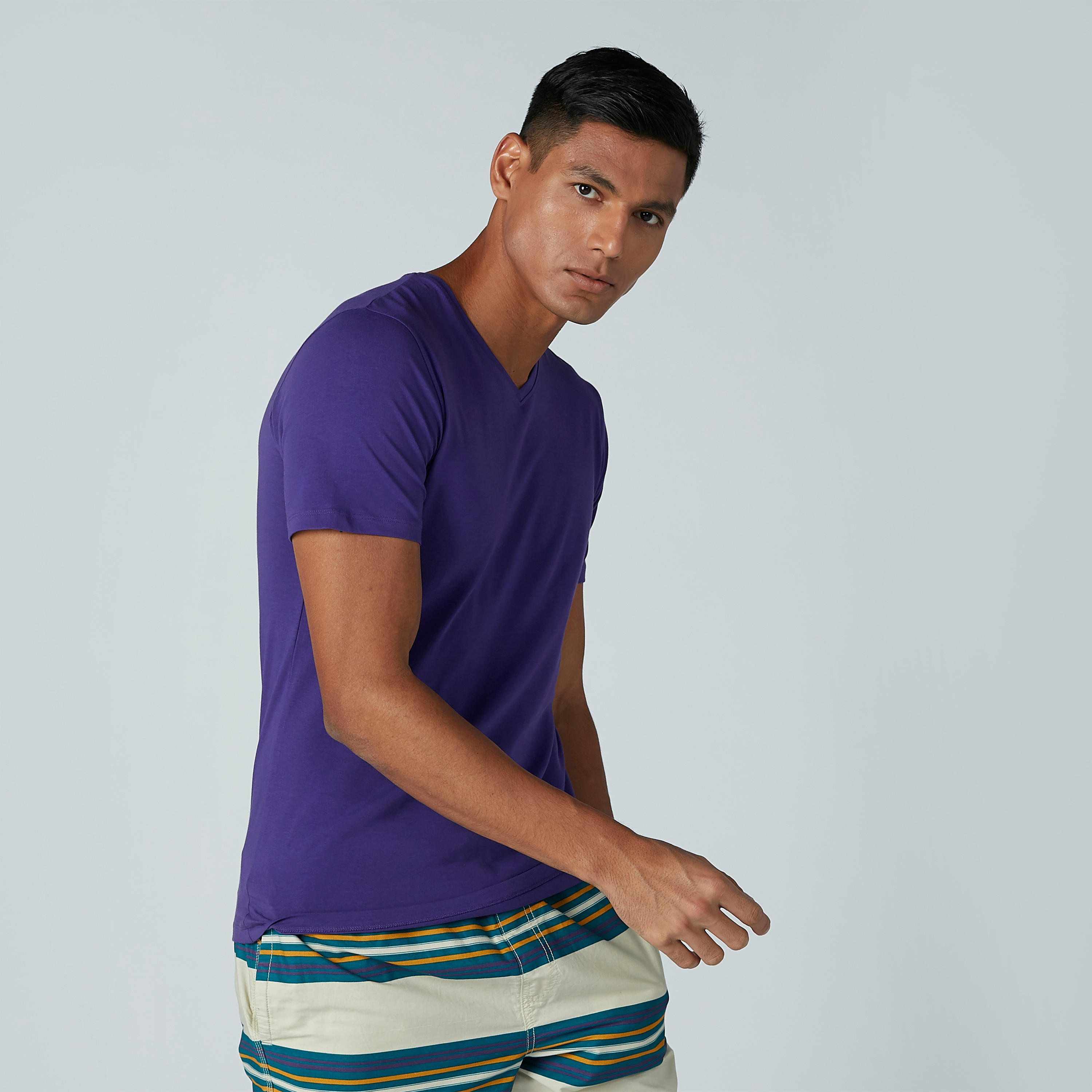 تيشيرت سادة بياقة V وأكمام قصيرة-men-clothing-tshirtsandpolos-tshirts-image-2