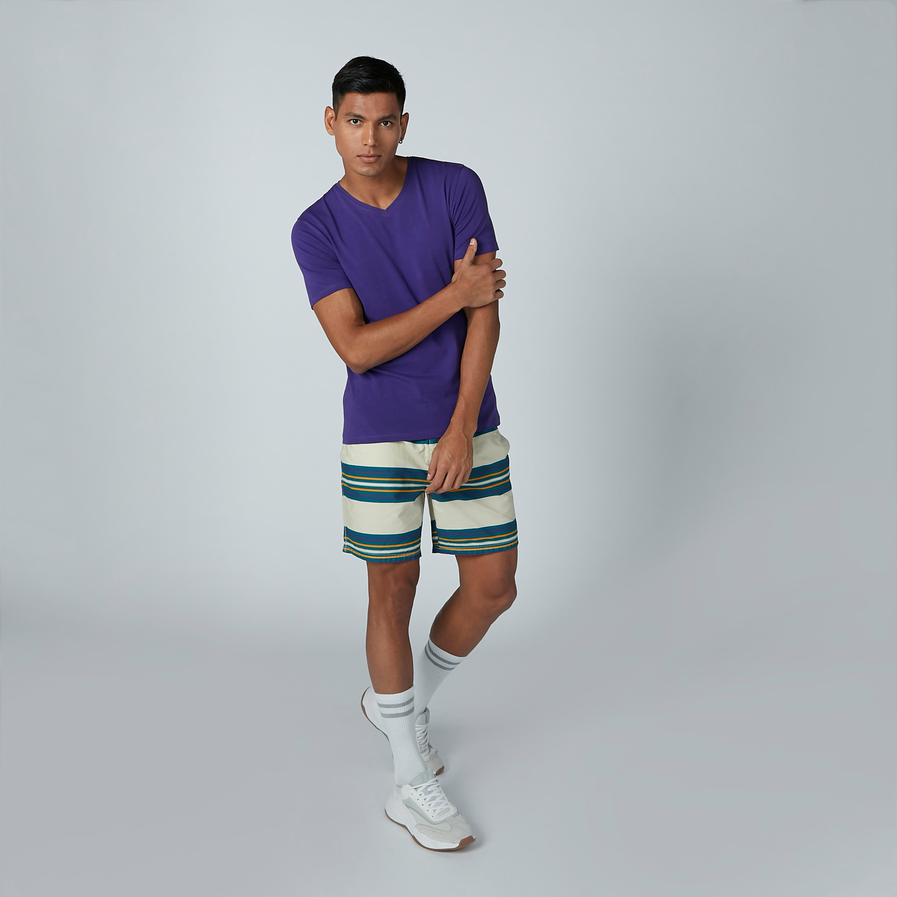 تيشيرت سادة بياقة V وأكمام قصيرة-men-clothing-tshirtsandpolos-tshirts-image-4