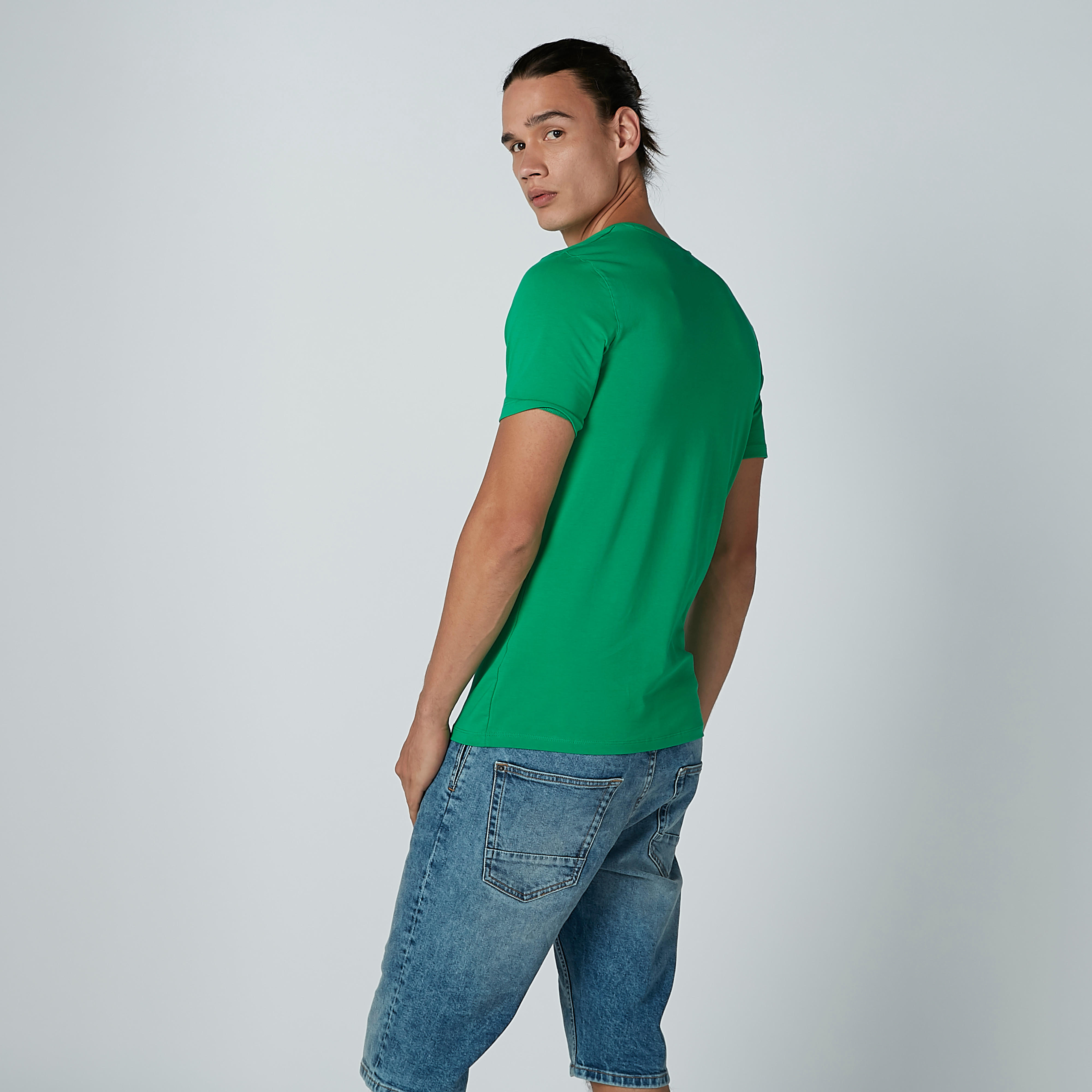 تيشيرت سادة بياقة V وأكمام قصيرة-men-clothing-tshirtsandpolos-tshirts-image-3