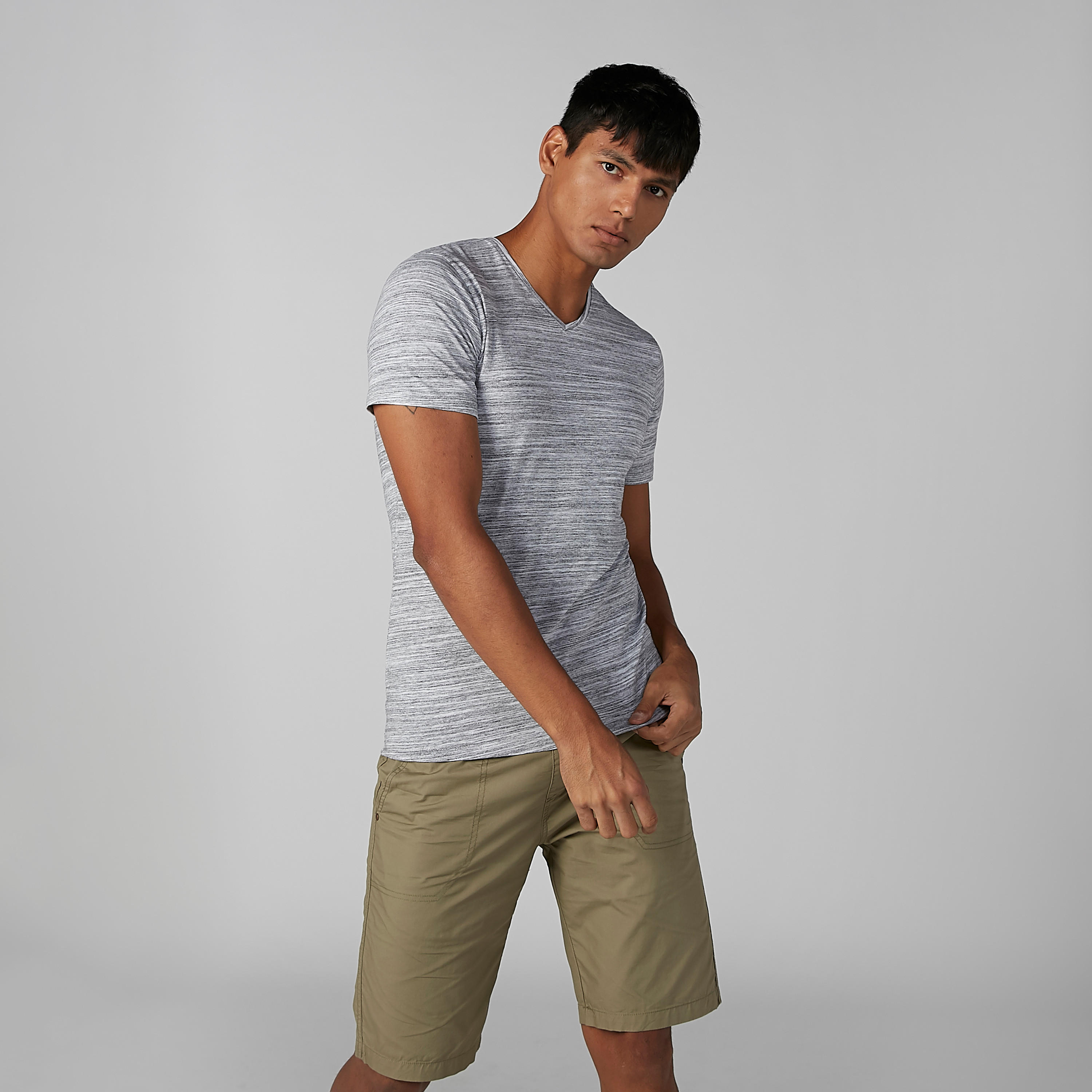 تيشيرت بياقة V وأكمام قصيرة وطبعات-men-clothing-tshirtsandpolos-tshirts-image-1