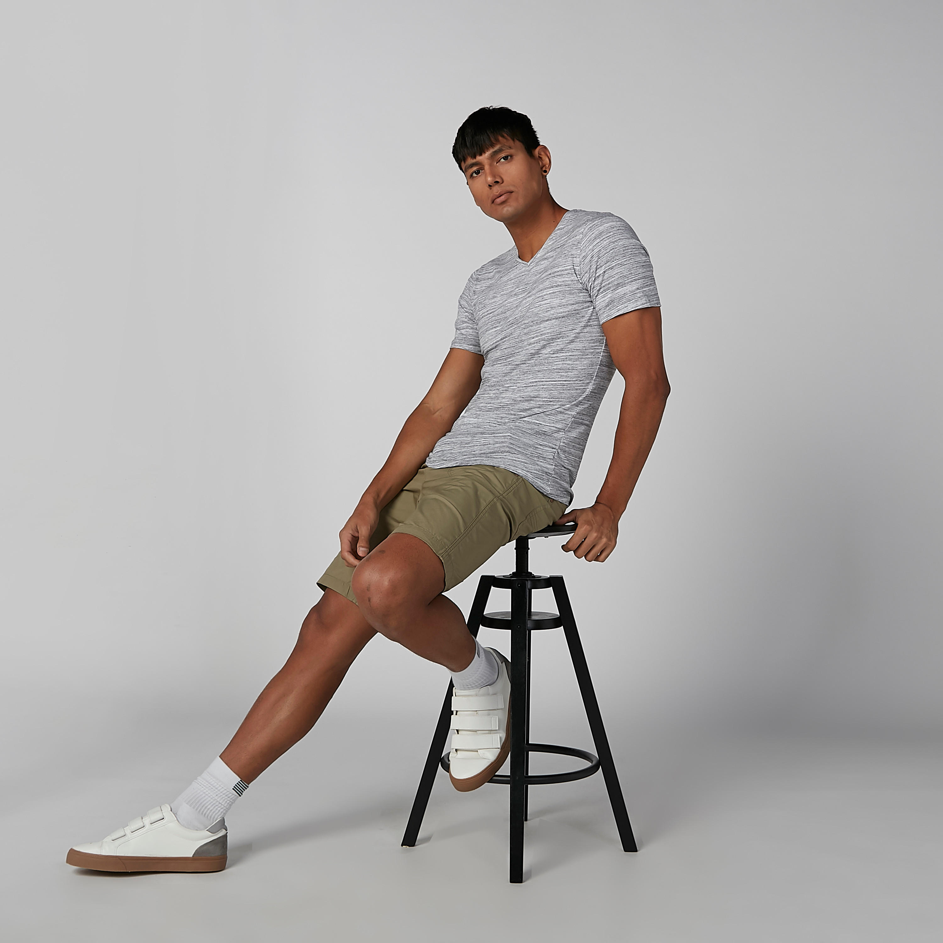 تيشيرت بياقة V وأكمام قصيرة وطبعات-men-clothing-tshirtsandpolos-tshirts-image-3