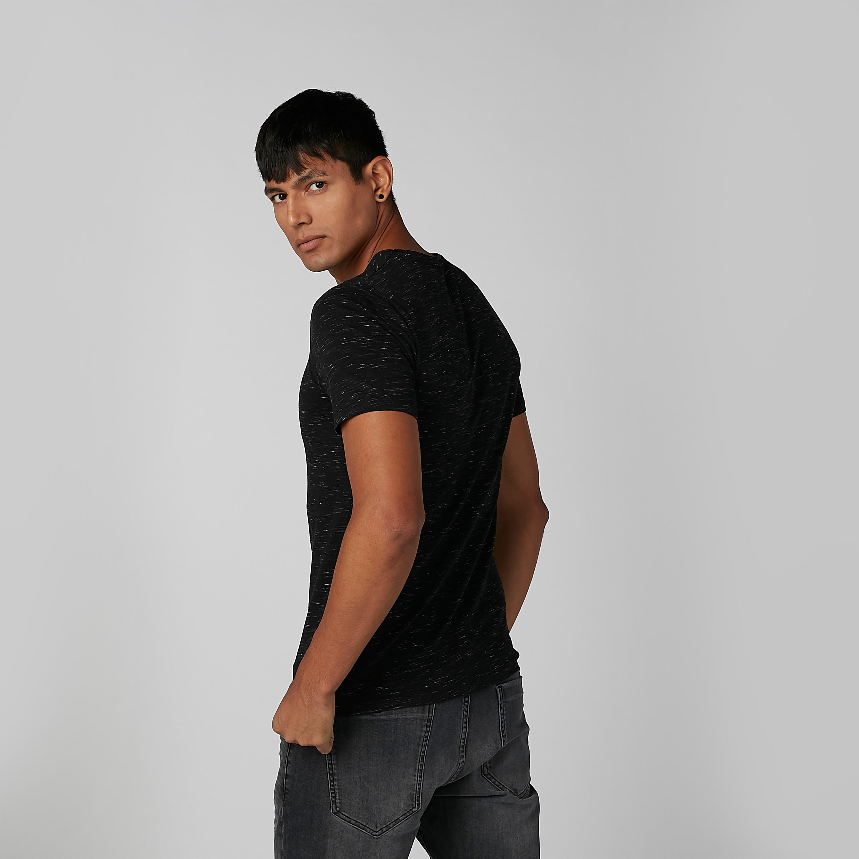 تيشيرت بياقة V وأكمام قصيرة وطبعات-men-clothing-tshirtsandpolos-tshirts-image-3