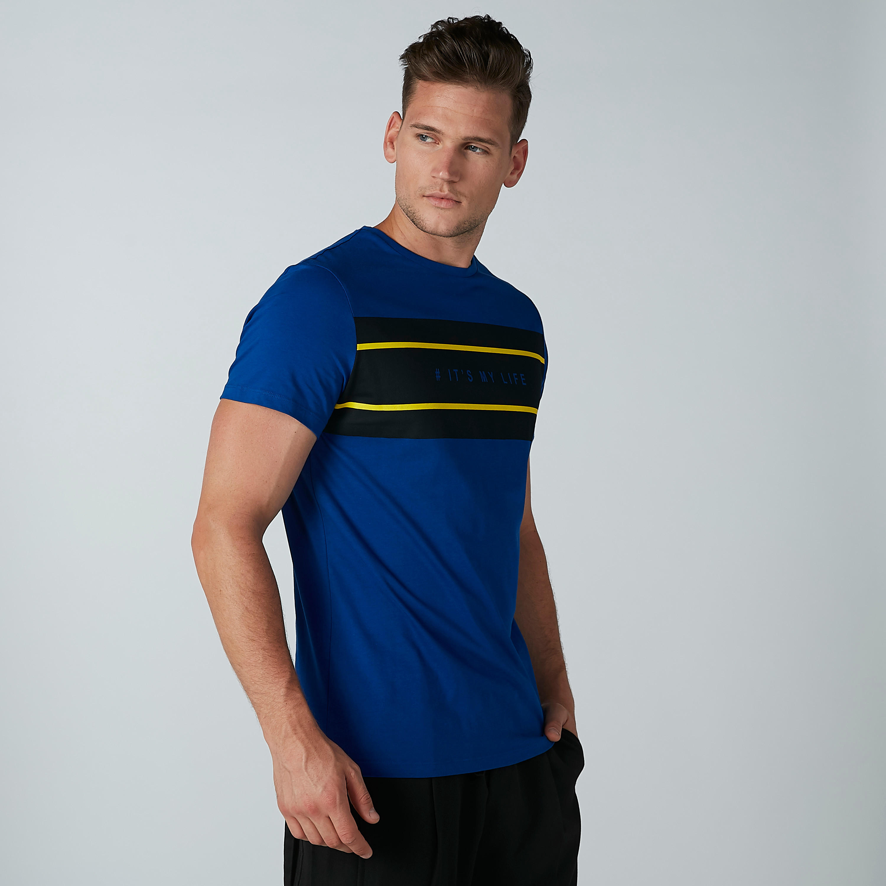 تيشيرت بياقة مستديرة وأكمام قصيرة وطبعات-men-clothing-tshirtsandpolos-tshirts-image-2