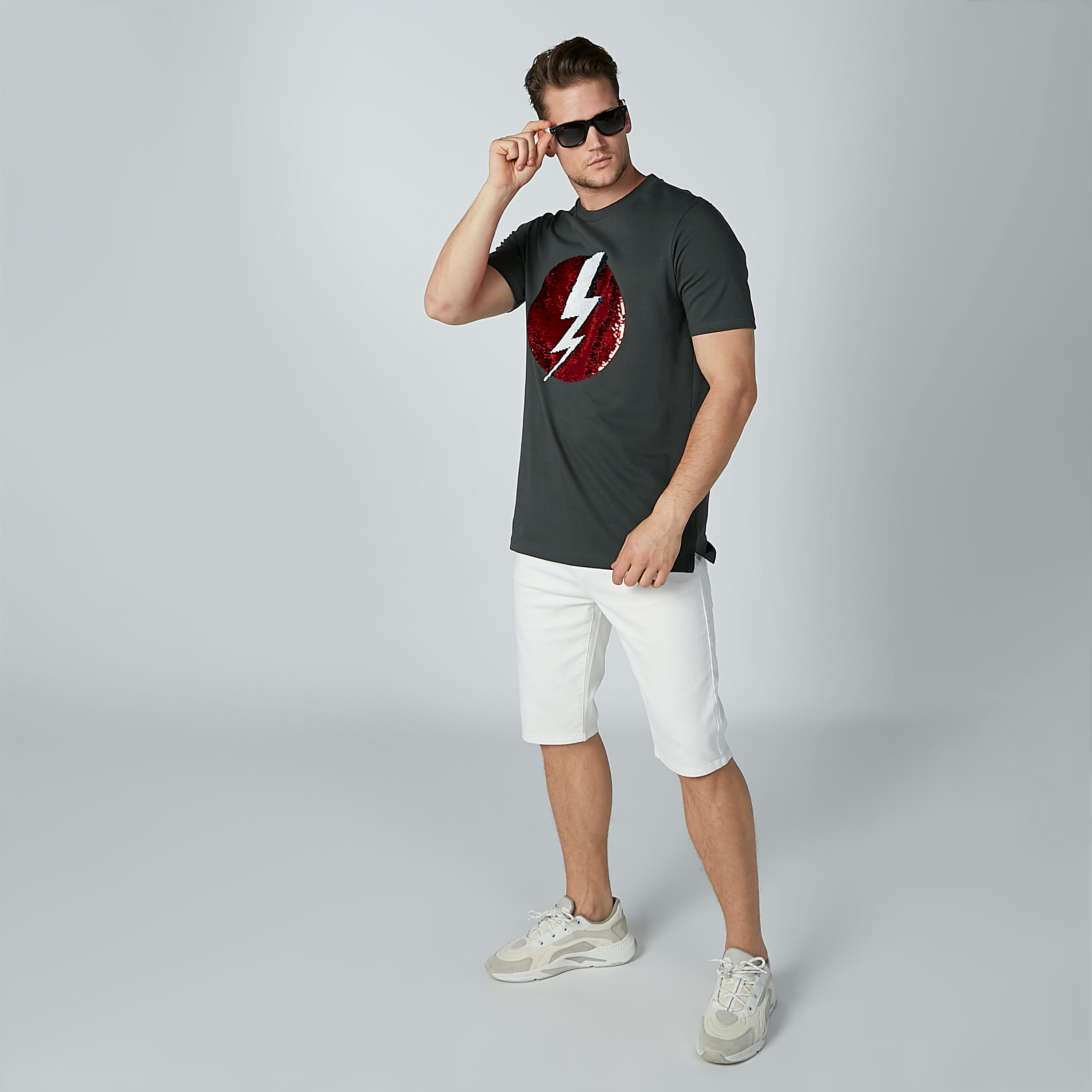 تيشيرت بياقة مستديرة وأكمام قصيرة وتفاصيل ترتر أفينجرز-men-clothing-tshirtsandpolos-tshirts-image-2