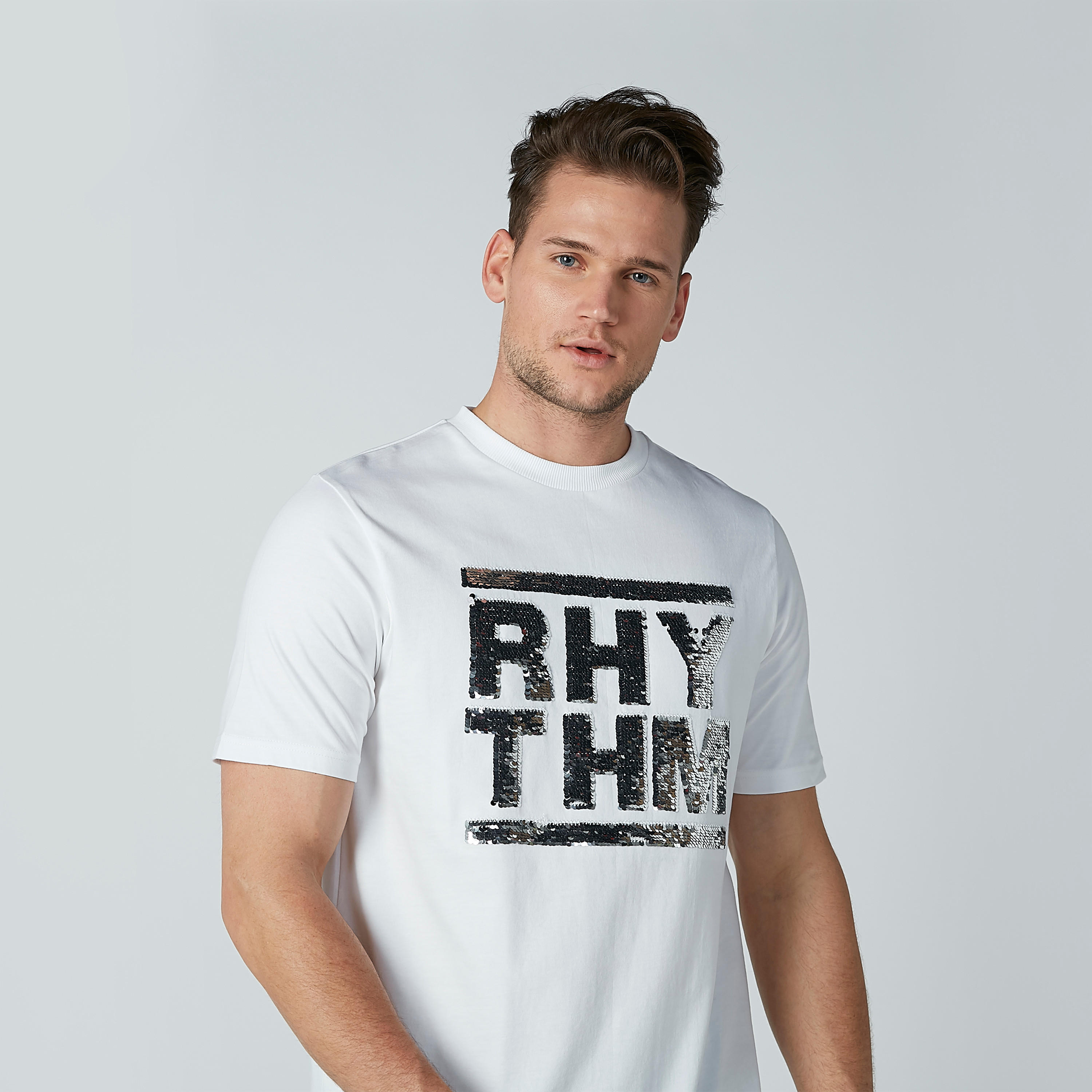 تيشيرت بياقة مستديرة وأكمام قصيرة وتفاصيل ترتر-men-clothing-tshirtsandpolos-tshirts-image-1