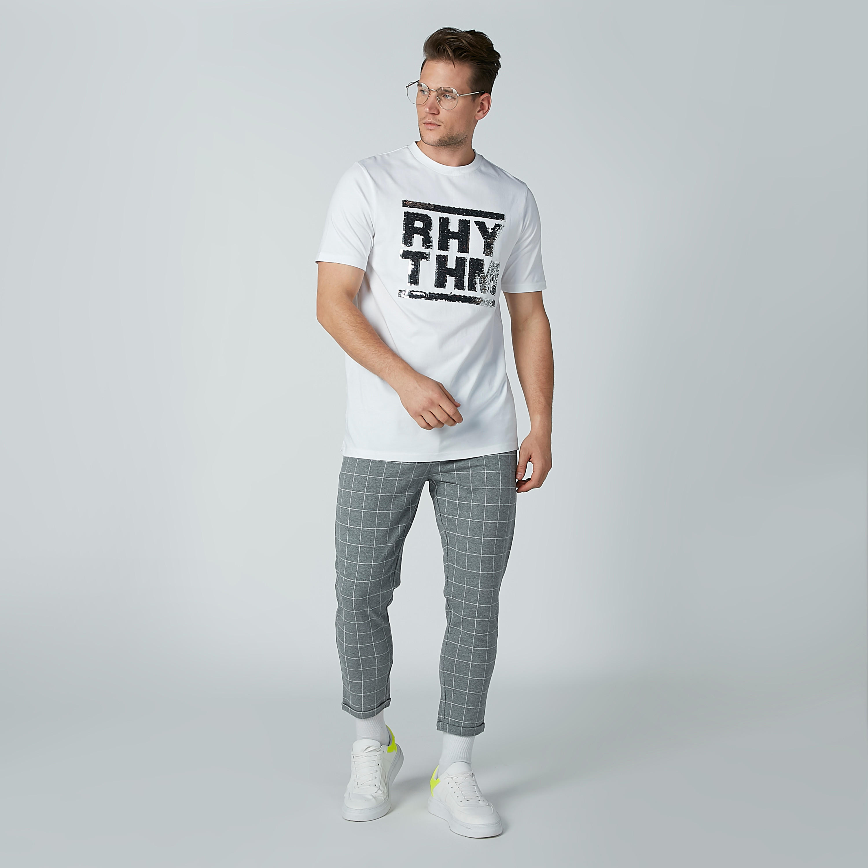 تيشيرت بياقة مستديرة وأكمام قصيرة وتفاصيل ترتر-men-clothing-tshirtsandpolos-tshirts-image-2