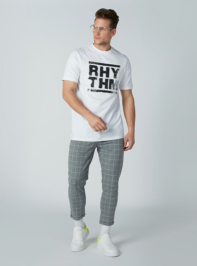 تيشيرت بياقة مستديرة وأكمام قصيرة وتفاصيل ترتر-men-clothing-tshirtsandpolos-tshirts-image-2