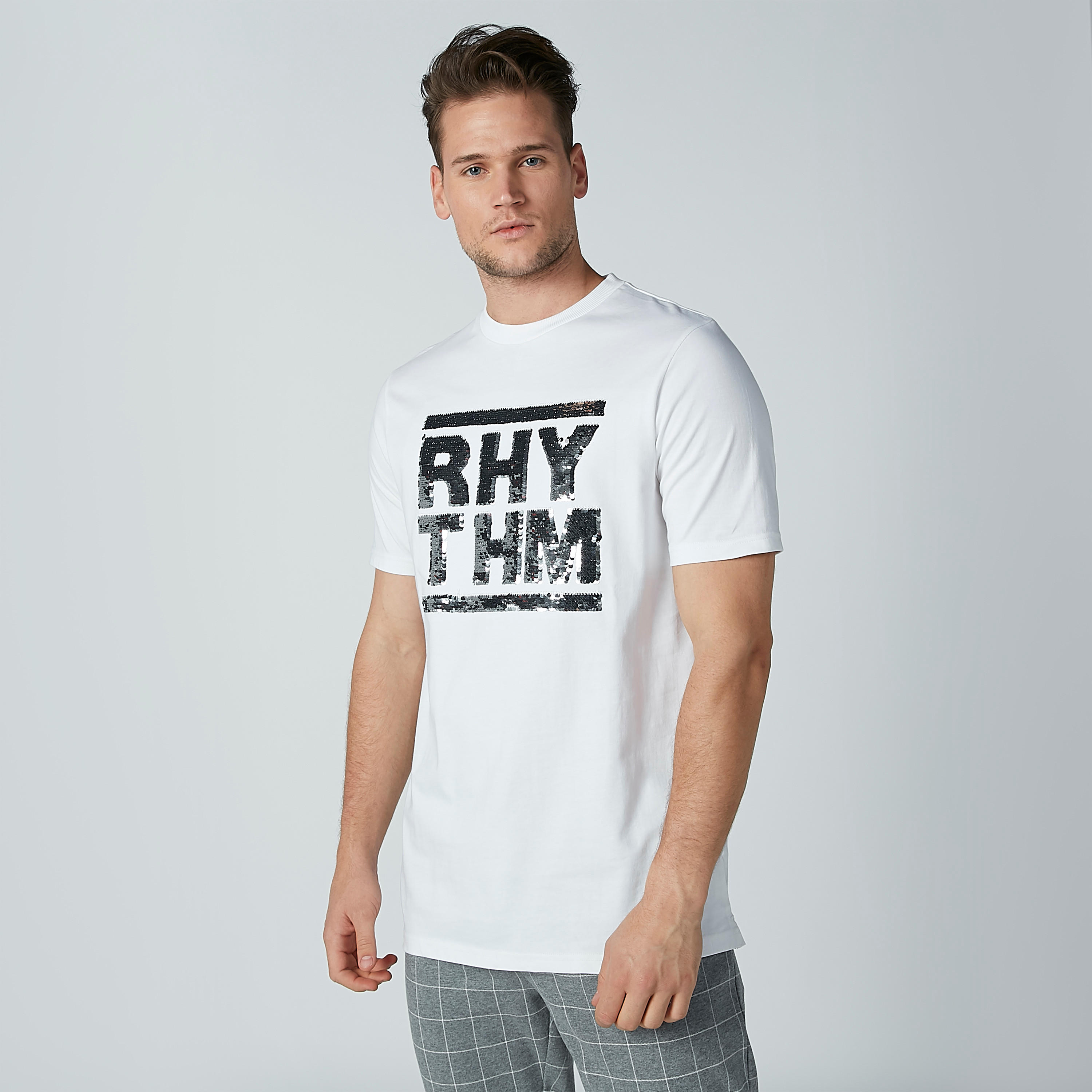 تيشيرت بياقة مستديرة وأكمام قصيرة وتفاصيل ترتر-men-clothing-tshirtsandpolos-tshirts-image-3