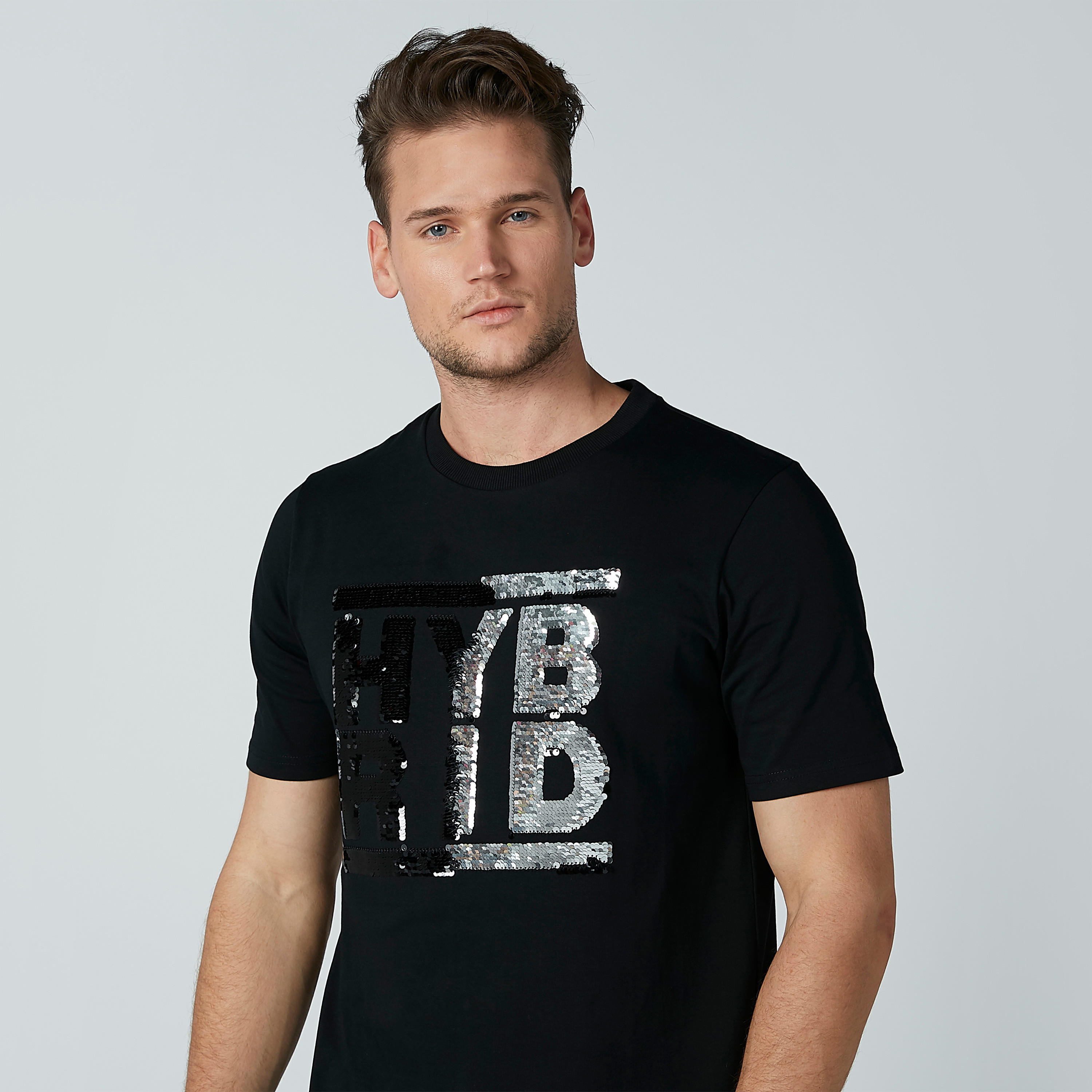 تيشيرت بياقة مستديرة وأكمام قصيرة وتفاصيل ترتر على الوجهين-men-clothing-tshirtsandpolos-tshirts-image-1