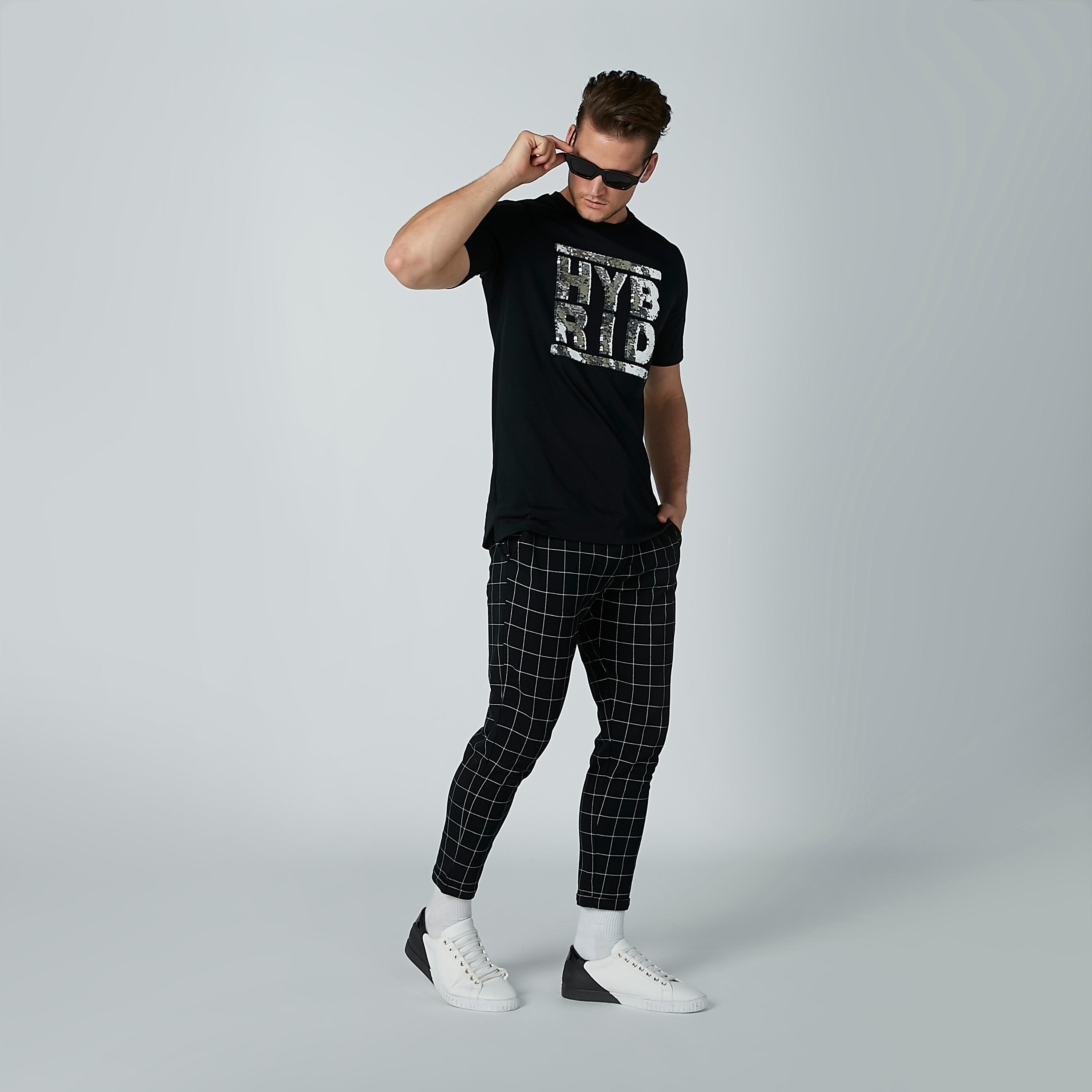 تيشيرت بياقة مستديرة وأكمام قصيرة وتفاصيل ترتر على الوجهين-men-clothing-tshirtsandpolos-tshirts-image-2