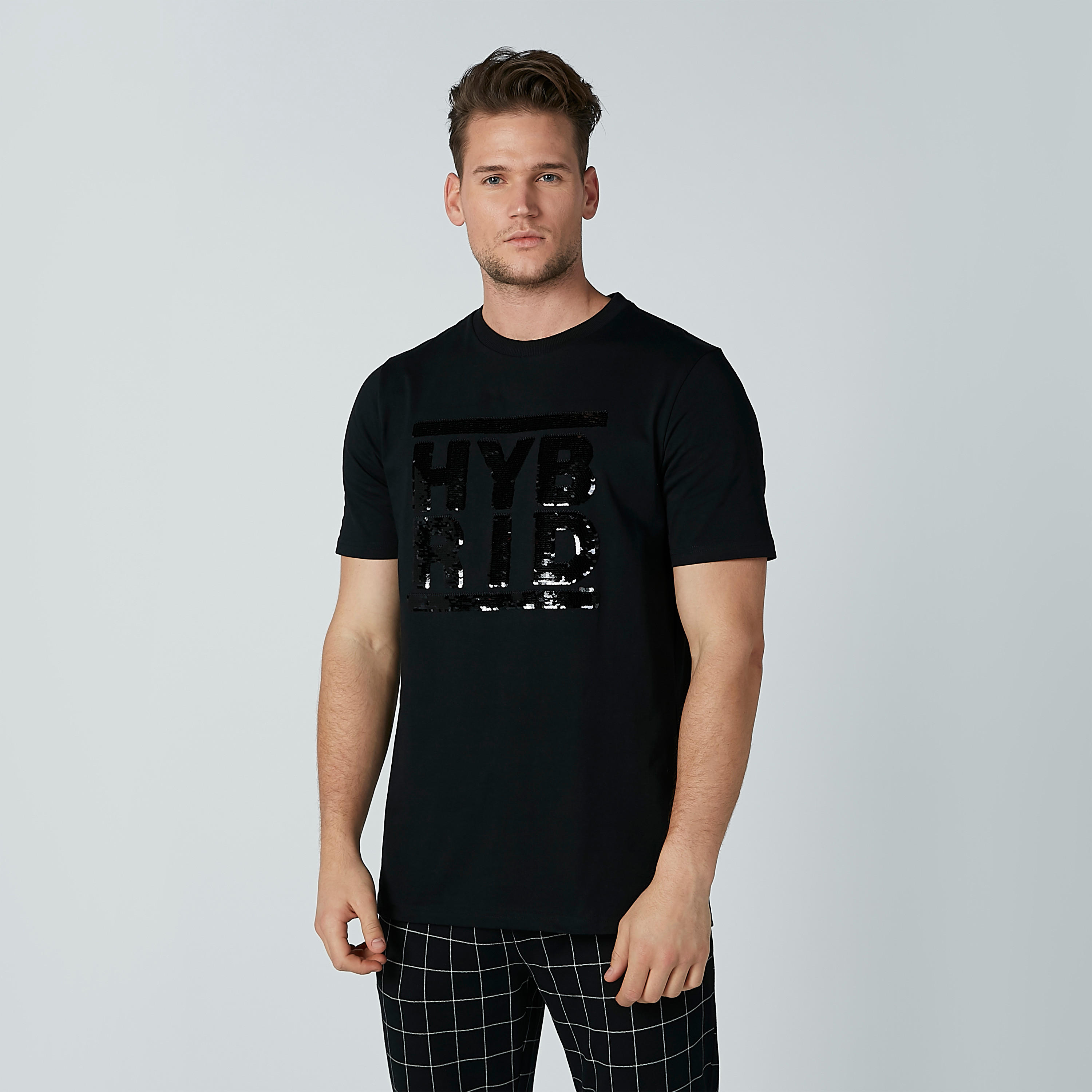 تيشيرت بياقة مستديرة وأكمام قصيرة وتفاصيل ترتر على الوجهين-men-clothing-tshirtsandpolos-tshirts-image-3