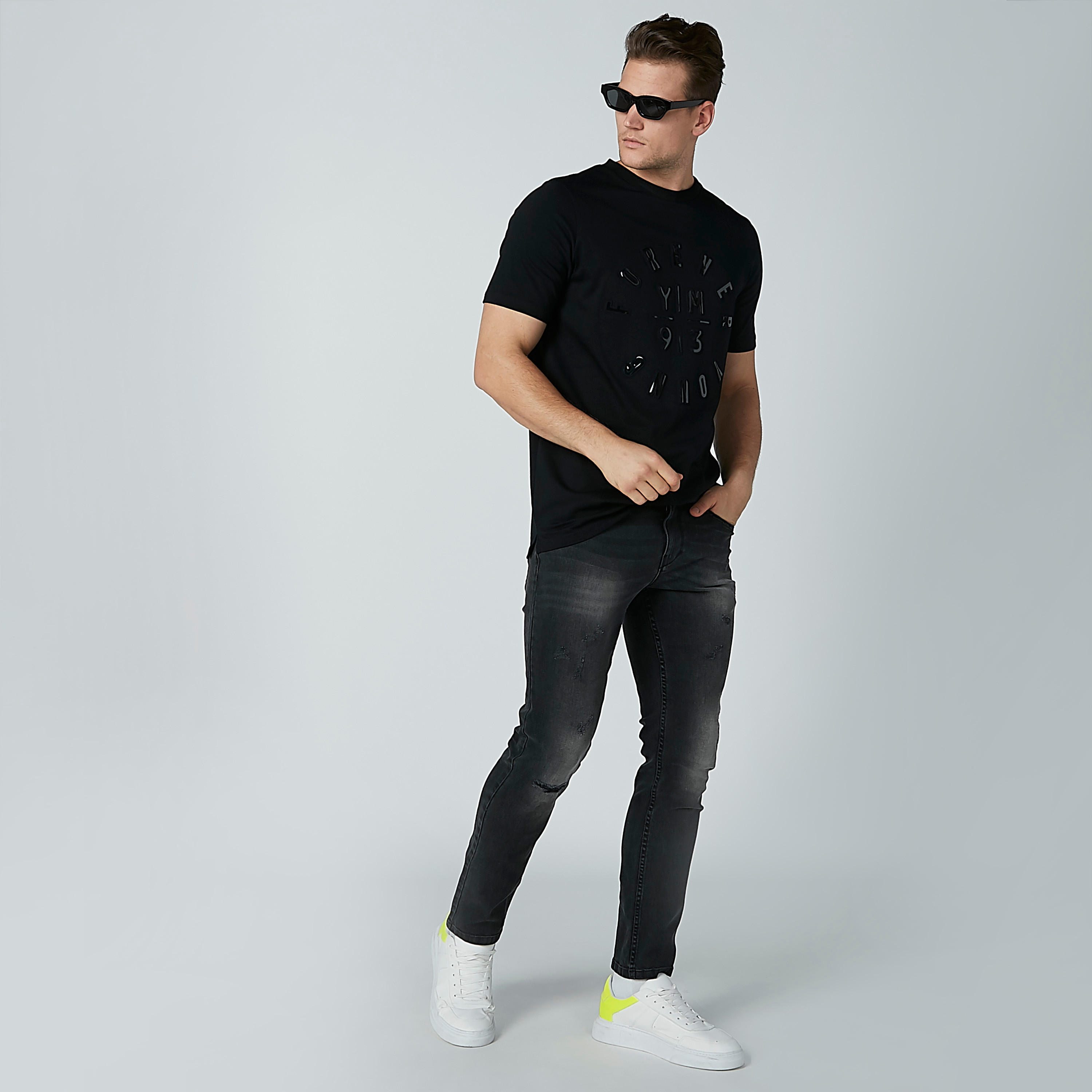 تيشيرت بياقة مستديرة وأكمام قصيرة وطبعات-men-clothing-tshirtsandpolos-tshirts-image-1