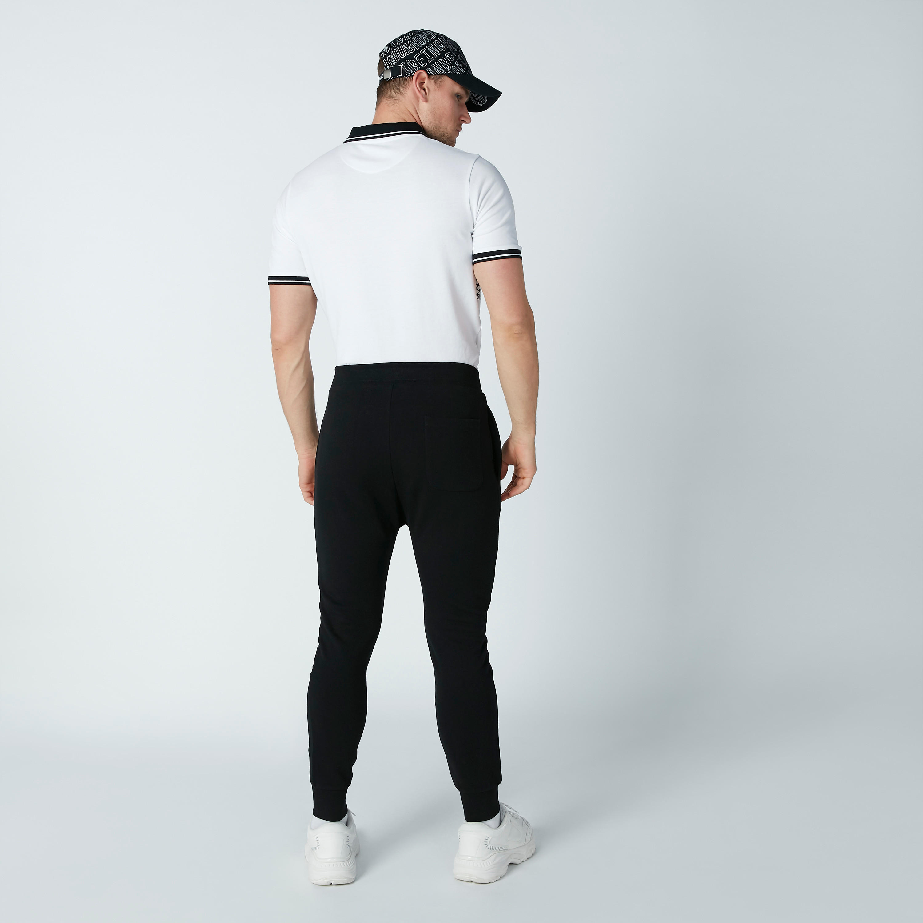 بطال رياضي طويل بقصّة سليم بخصر متوسط الارتفاع وجيوب وطبعات-men-clothing-bottoms-joggers-image-3