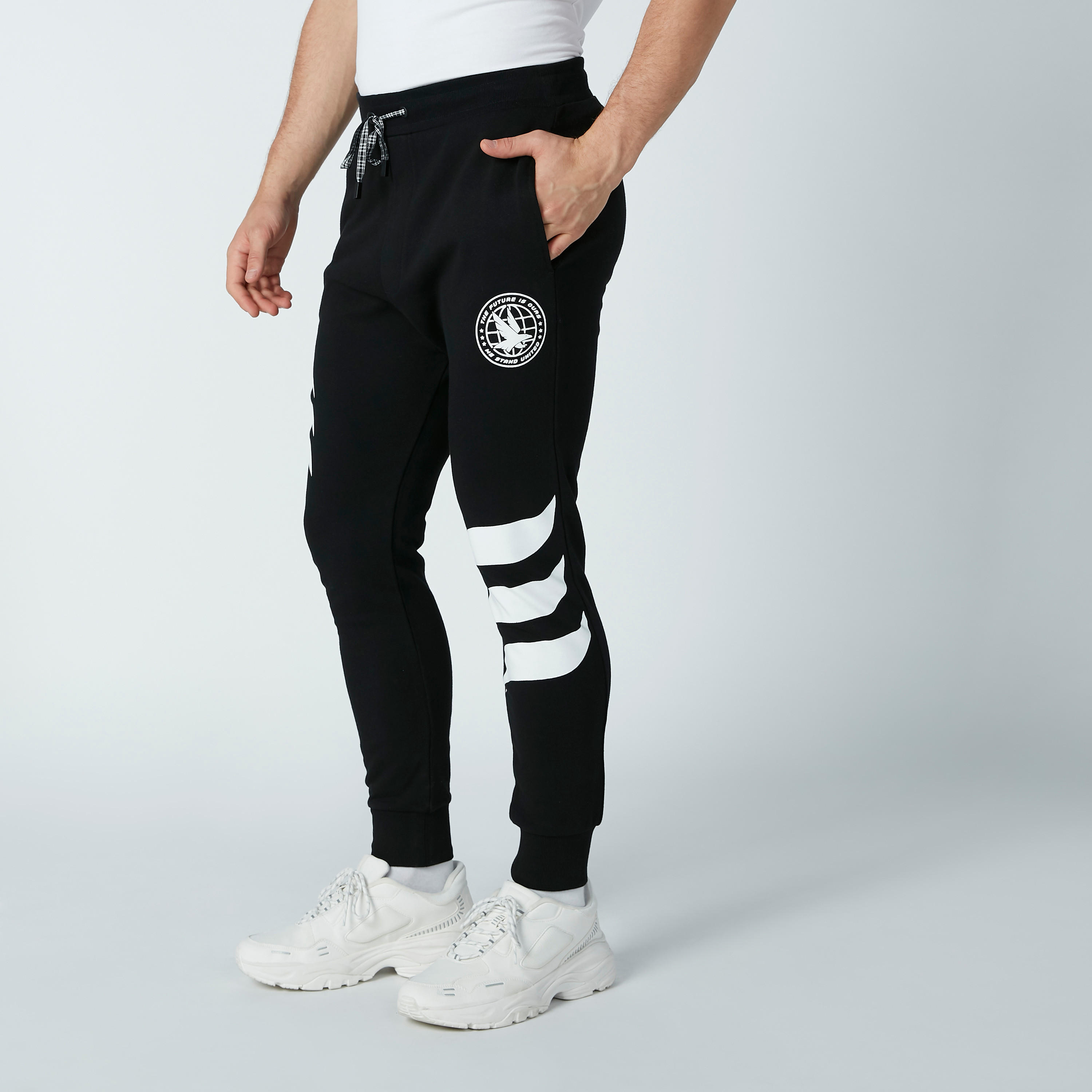 بطال رياضي طويل بقصّة سليم بخصر متوسط الارتفاع وجيوب وطبعات-men-clothing-bottoms-joggers-image-4