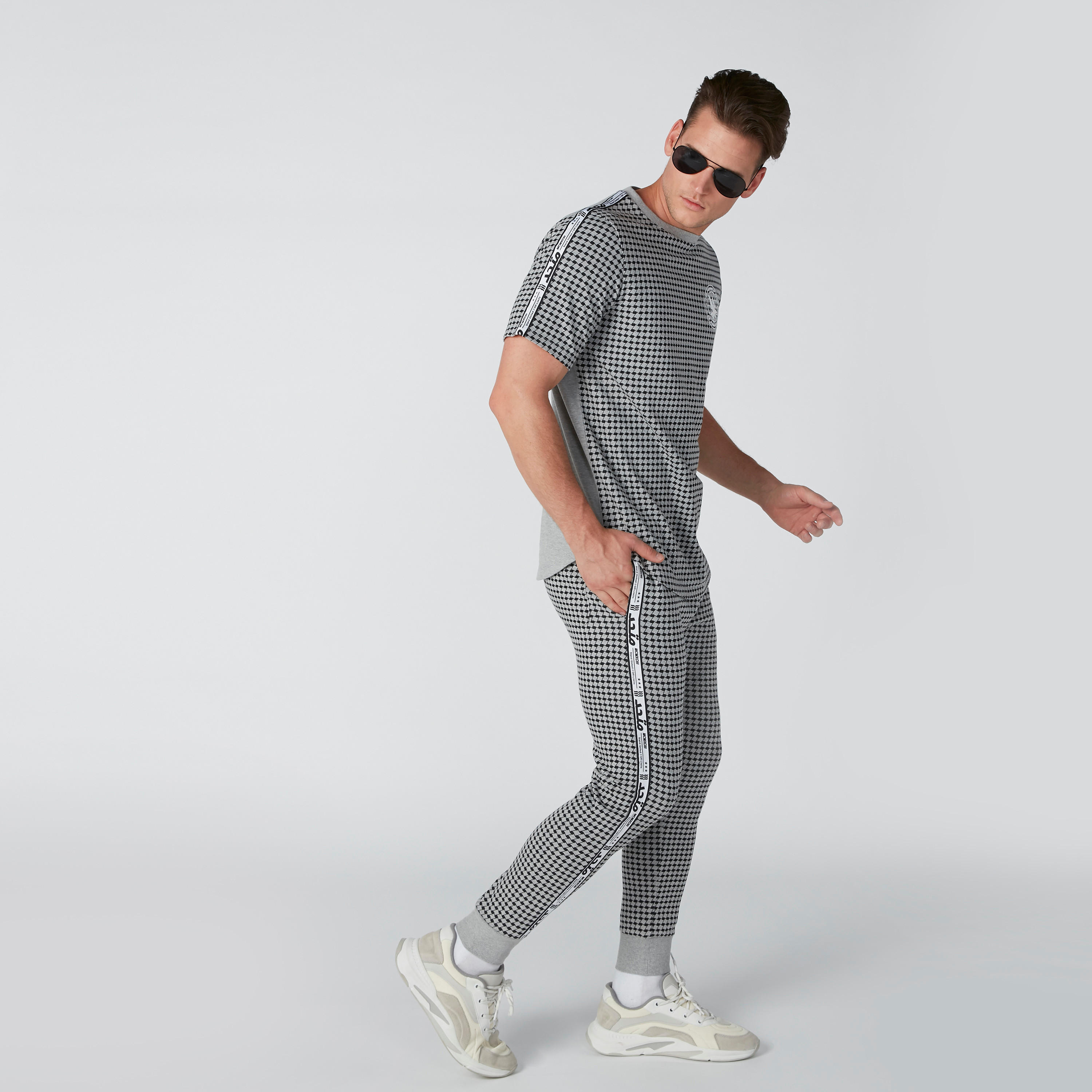 بنطال رياضي كاروهات بخصر متوسط الارتفاع وشريطة-men-clothing-bottoms-joggers-image-1