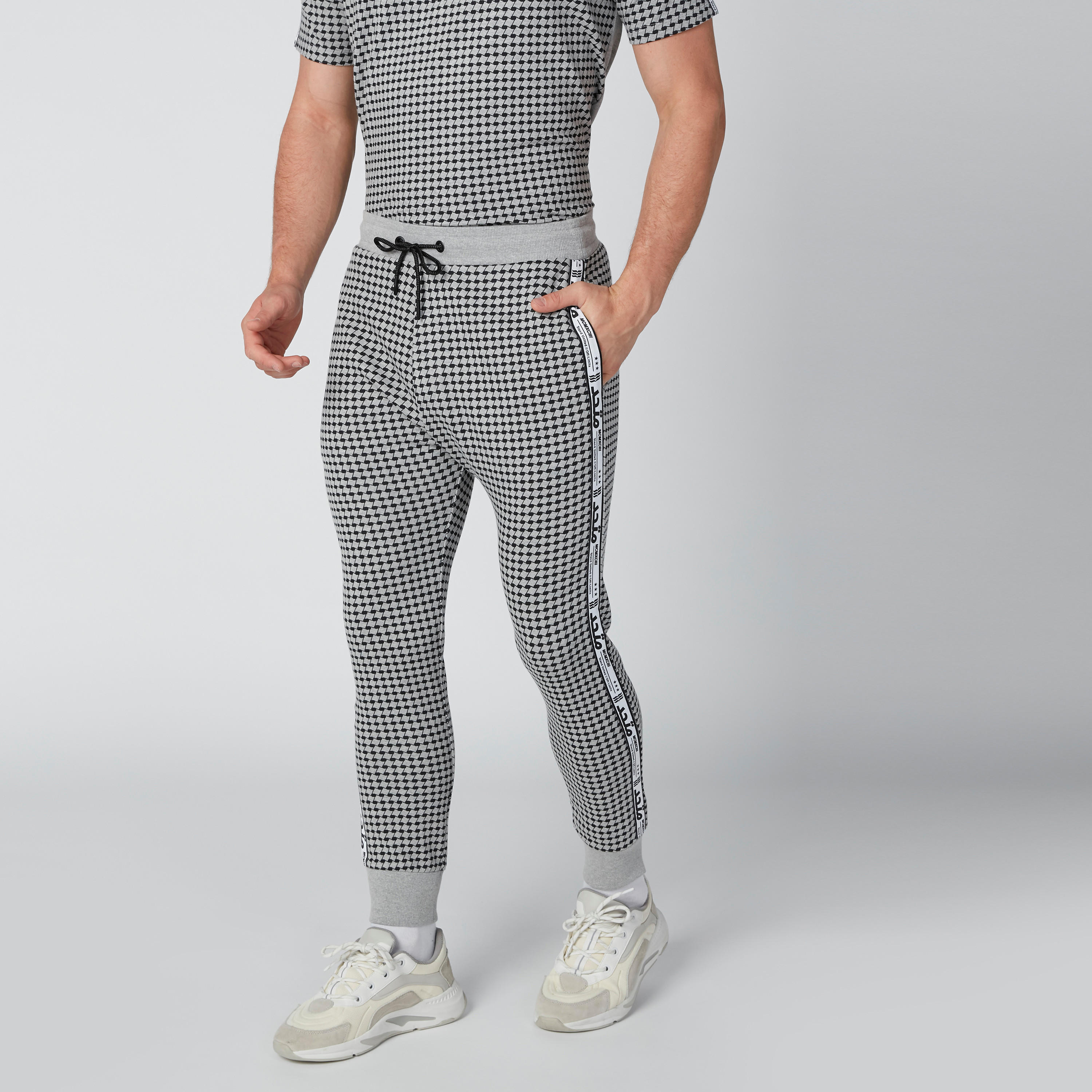 بنطال رياضي كاروهات بخصر متوسط الارتفاع وشريطة-men-clothing-bottoms-joggers-image-2