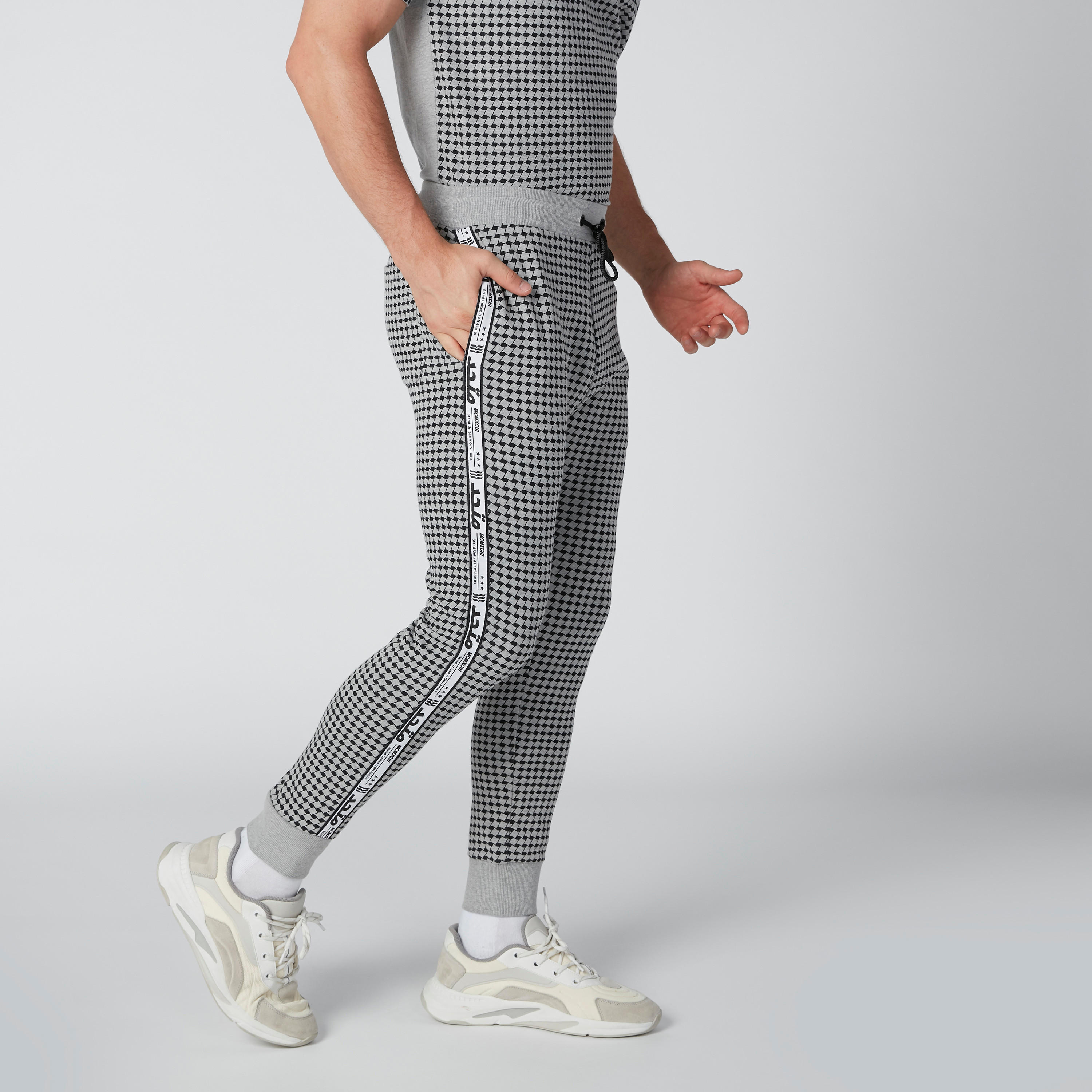 بنطال رياضي كاروهات بخصر متوسط الارتفاع وشريطة-men-clothing-bottoms-joggers-image-4