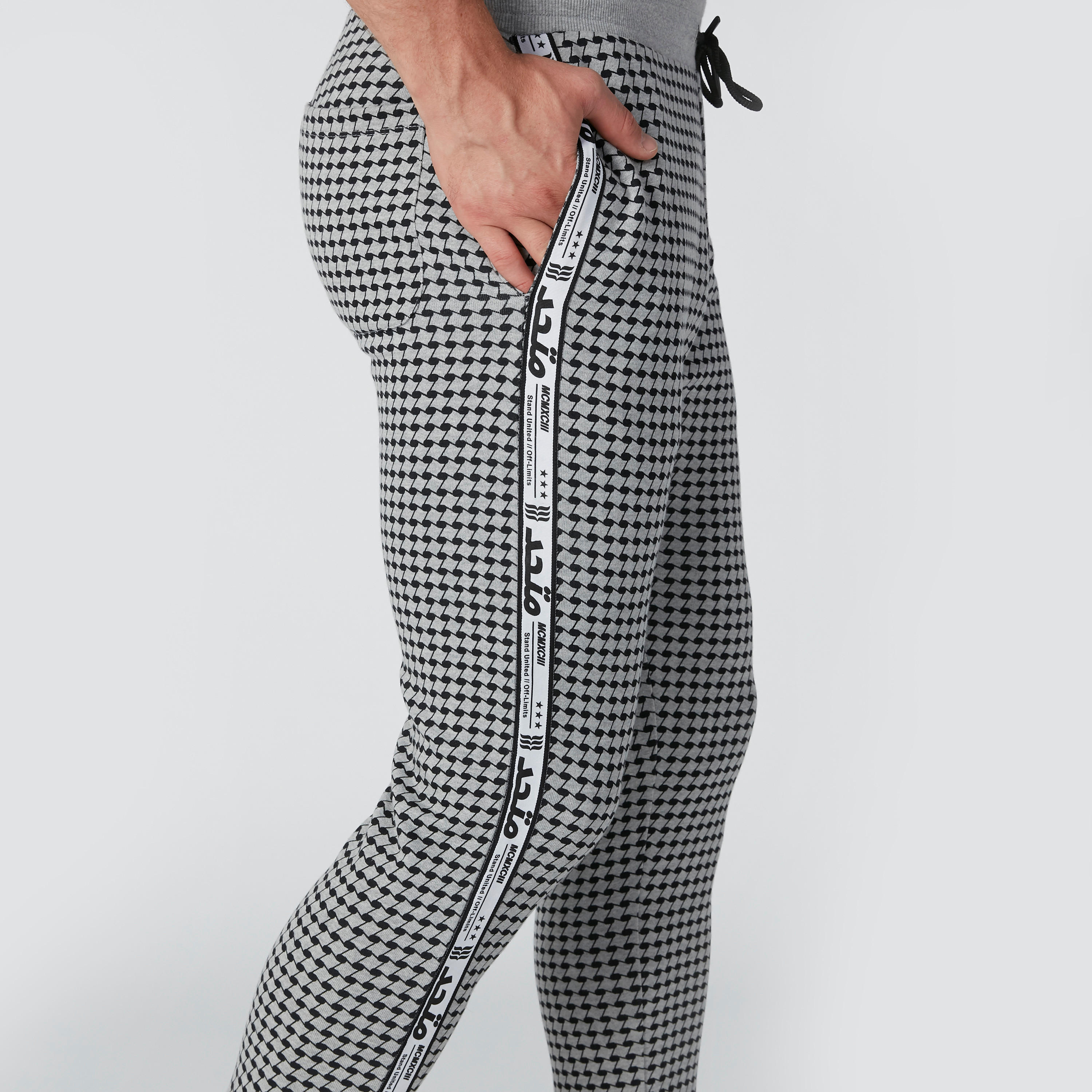 بنطال رياضي كاروهات بخصر متوسط الارتفاع وشريطة-men-clothing-bottoms-joggers-image-5