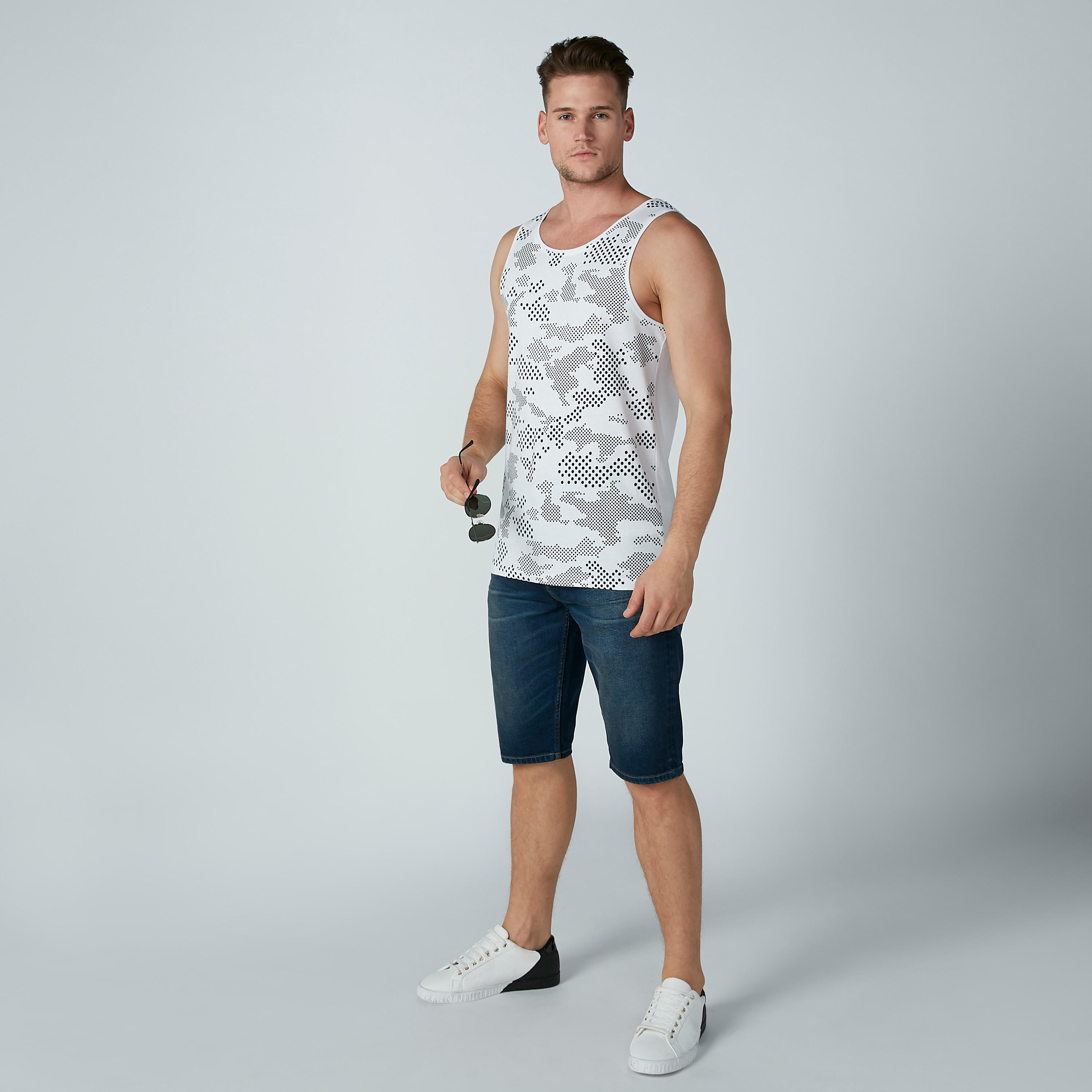 تيشيرت دون أكمام بياقة عميقة وطبعات-men-clothing-tshirtsandpolos-tshirts-image-4