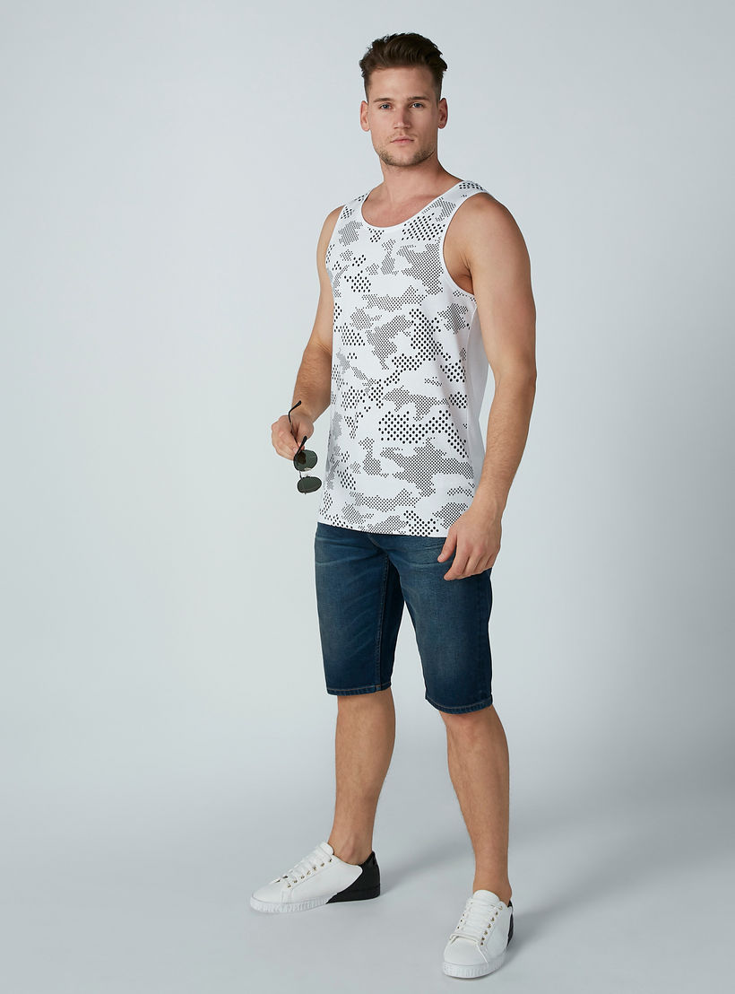 تيشيرت دون أكمام بياقة عميقة وطبعات-men-clothing-tshirtsandpolos-tshirts-image-4