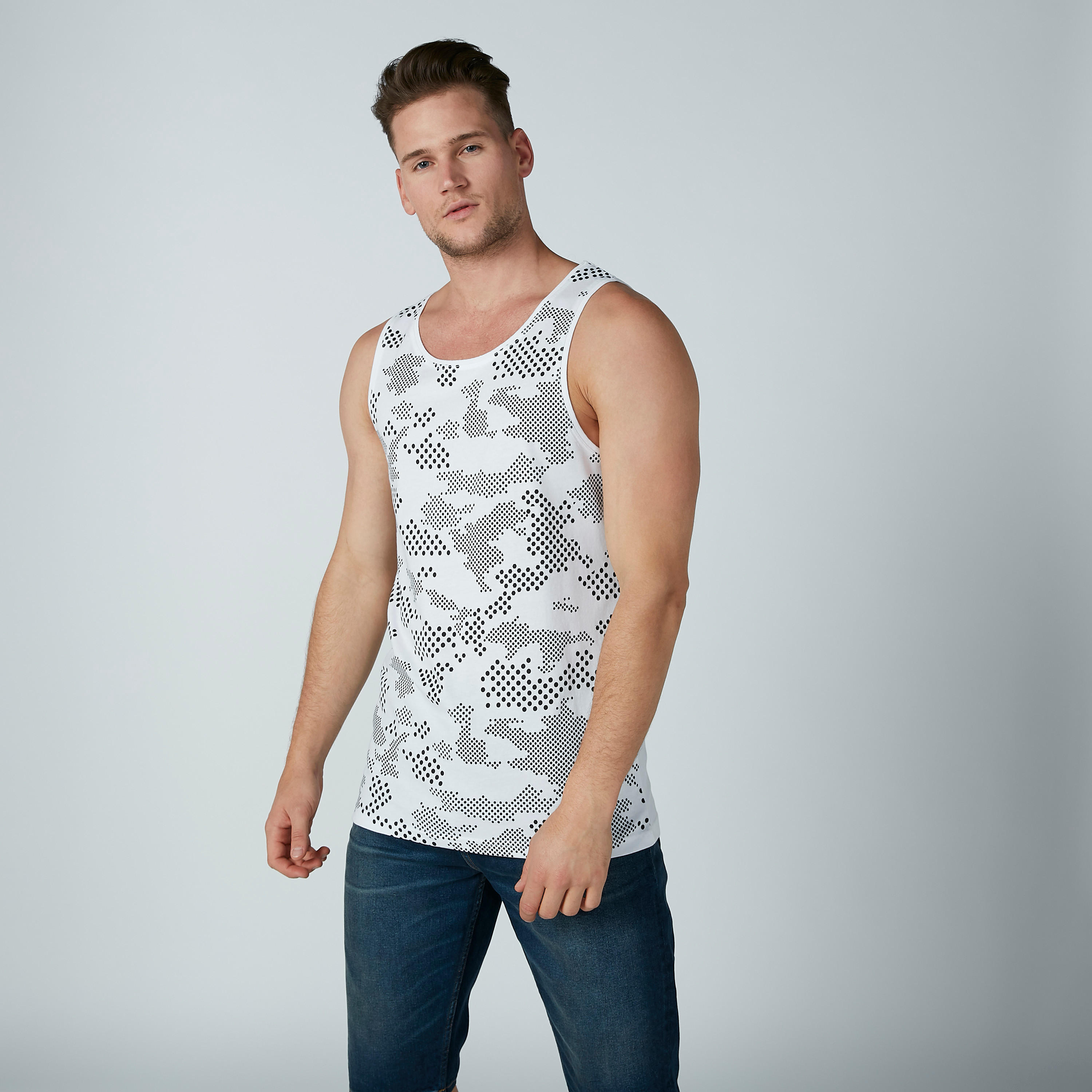 تيشيرت دون أكمام بياقة عميقة وطبعات-men-clothing-tshirtsandpolos-tshirts-image-3